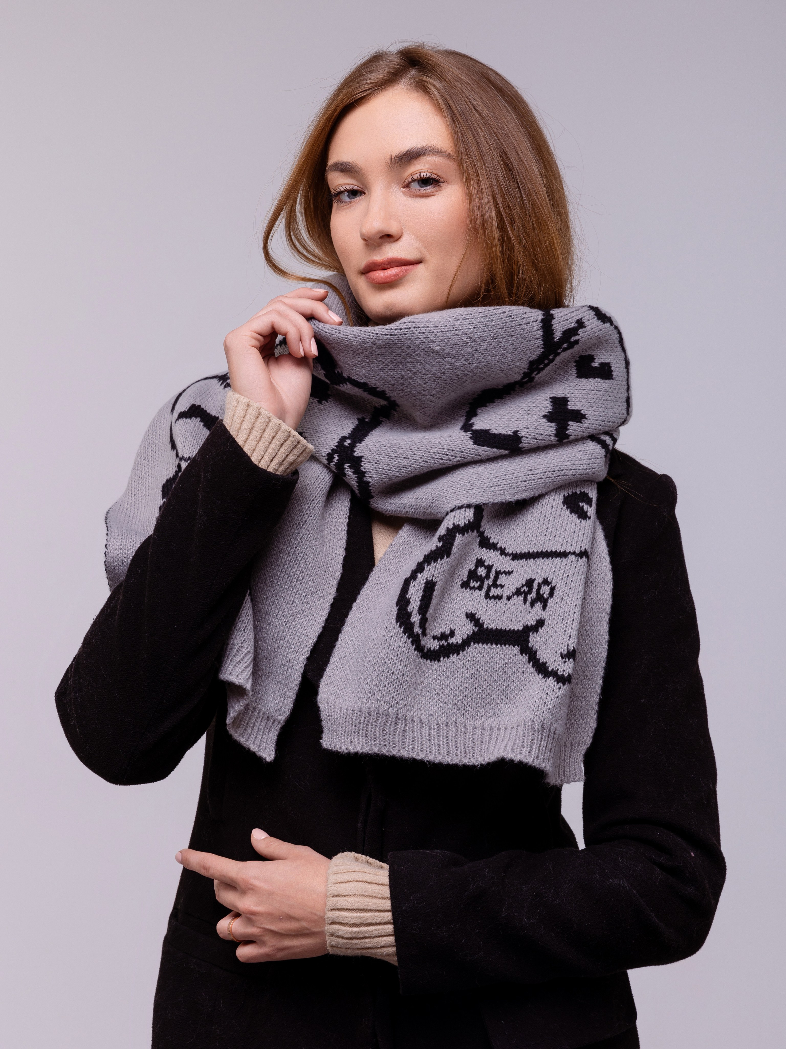 Девушка в голубом палантине с рисунками животных.