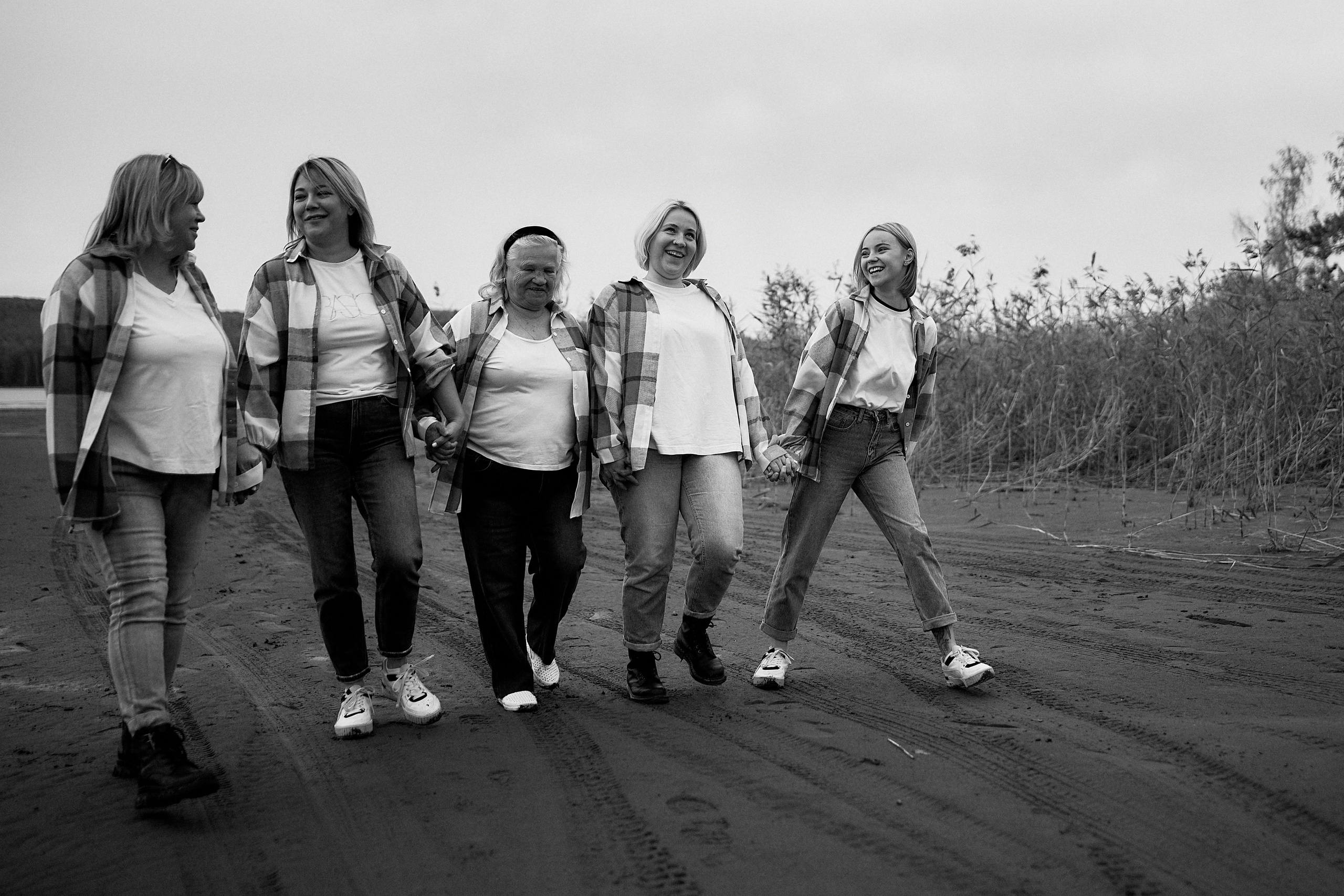 Аня, Таня, Полина, Оля и бабушка Клава. Свадебный фотограф Чайковский