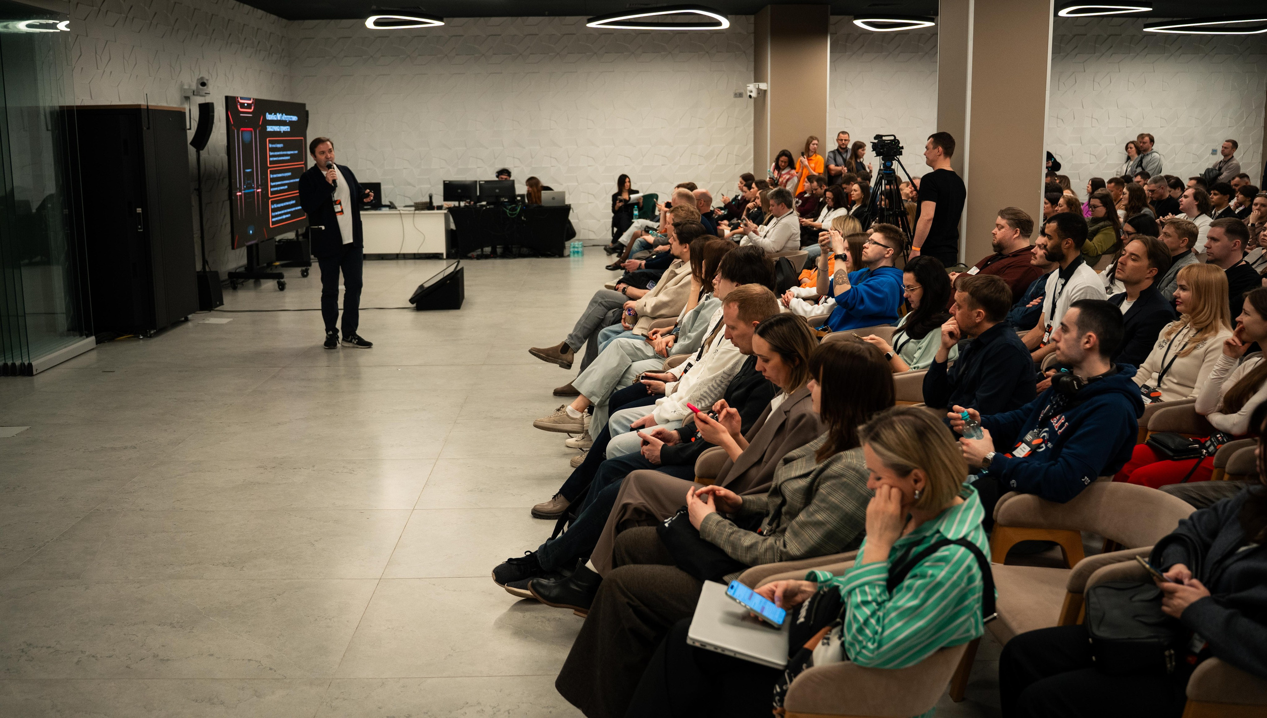 Global Tech Forum 27.03.2026. Коммерческий и художественный фотограф и видеограф в Москве Арсений Тургенев