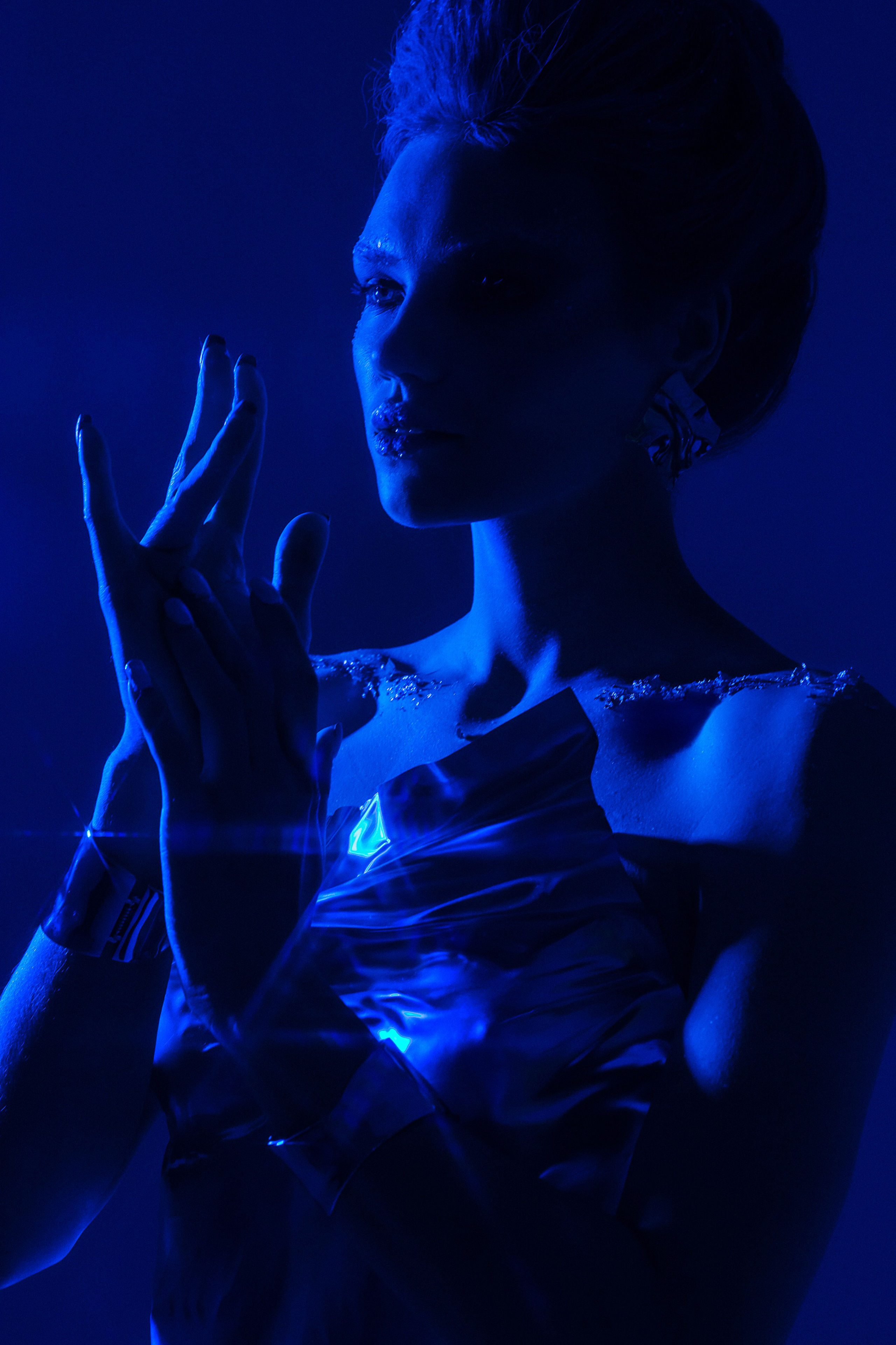 Грациозная фигура, растворяющаяся в зимней сини.