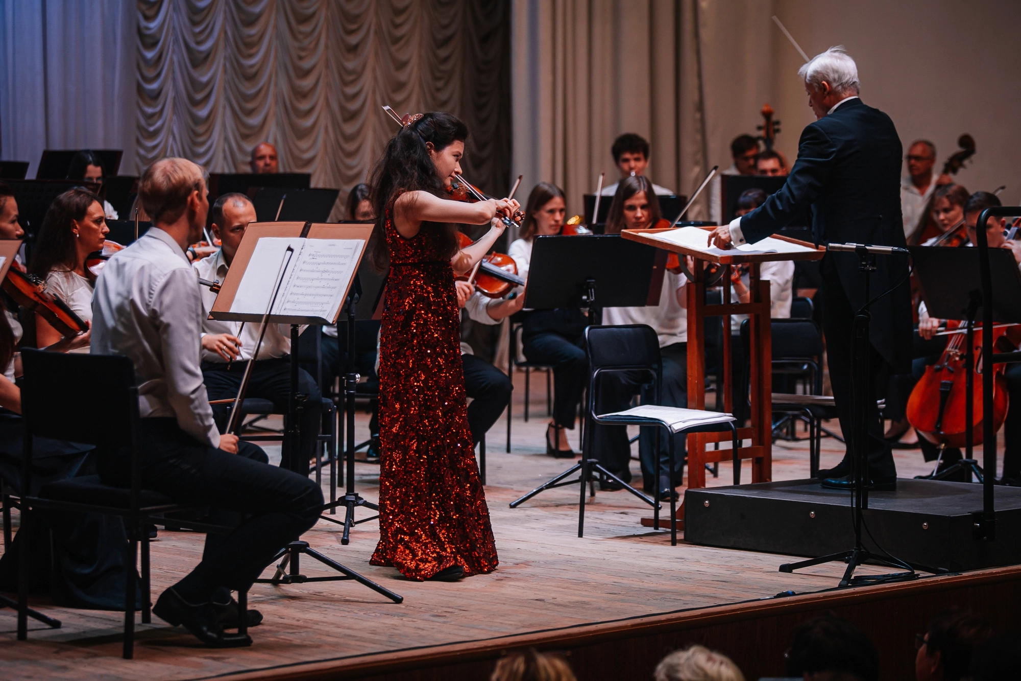 На сцене. Скрипачка Анна Савкина