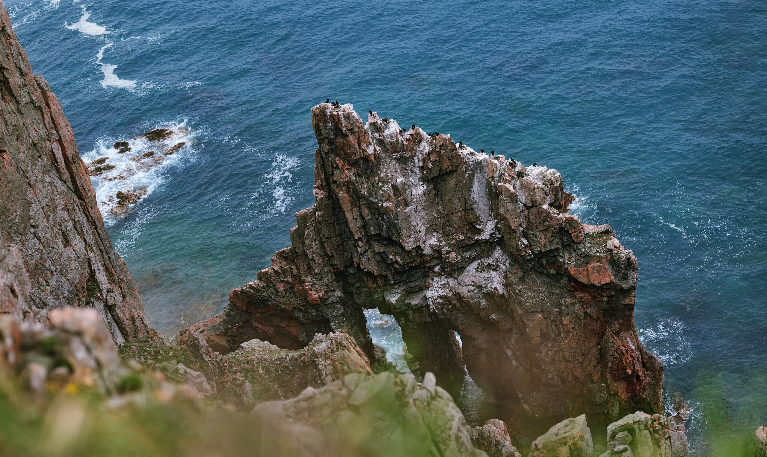 Пример фото с острова Шкота со скалой, гротом и морем
