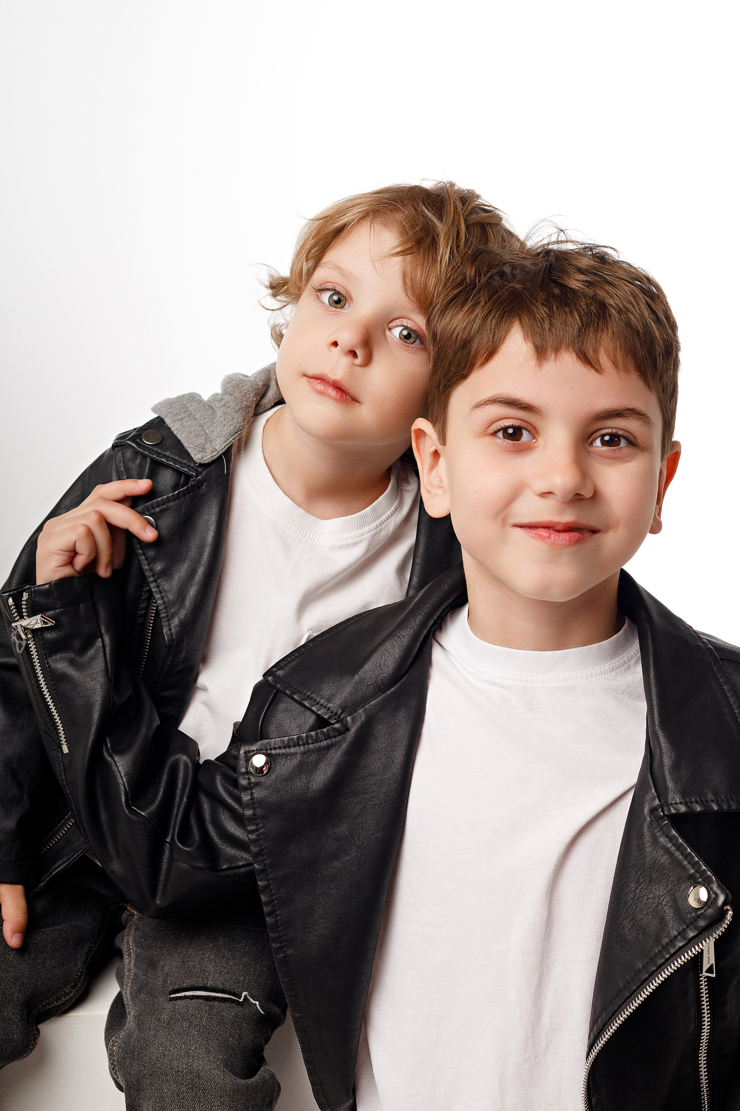 Фотосессия братьев в Сочи от детского фотографа. Детский студийный фотограф Сочи