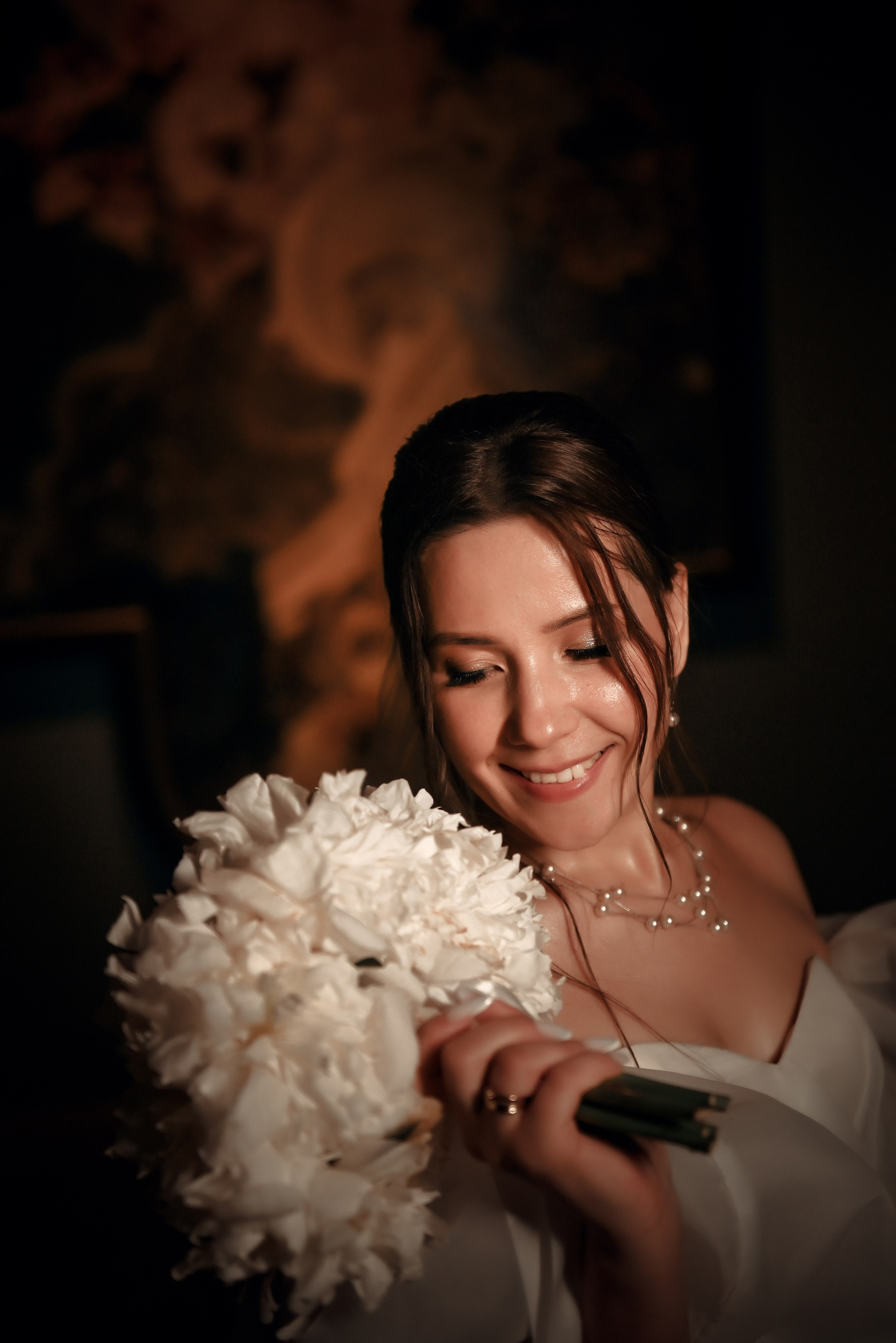 Небольшая свадебная серия в музее и прогулкой под дождем Эльмиры и Ризата. Свадебный, семейный, детский, контент фотограф в Омске Максим Ильин