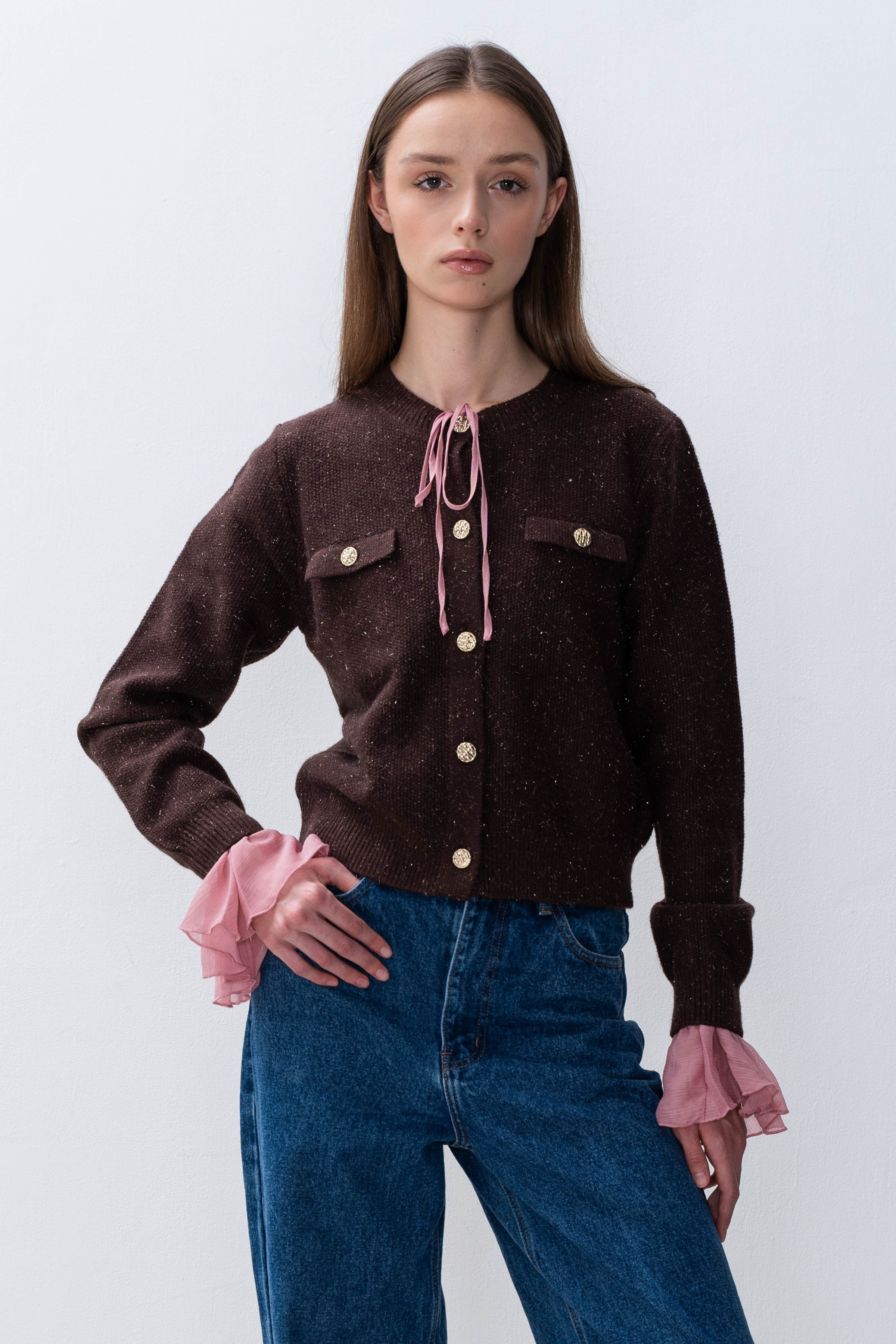 Лукбук у белой стены. Главная