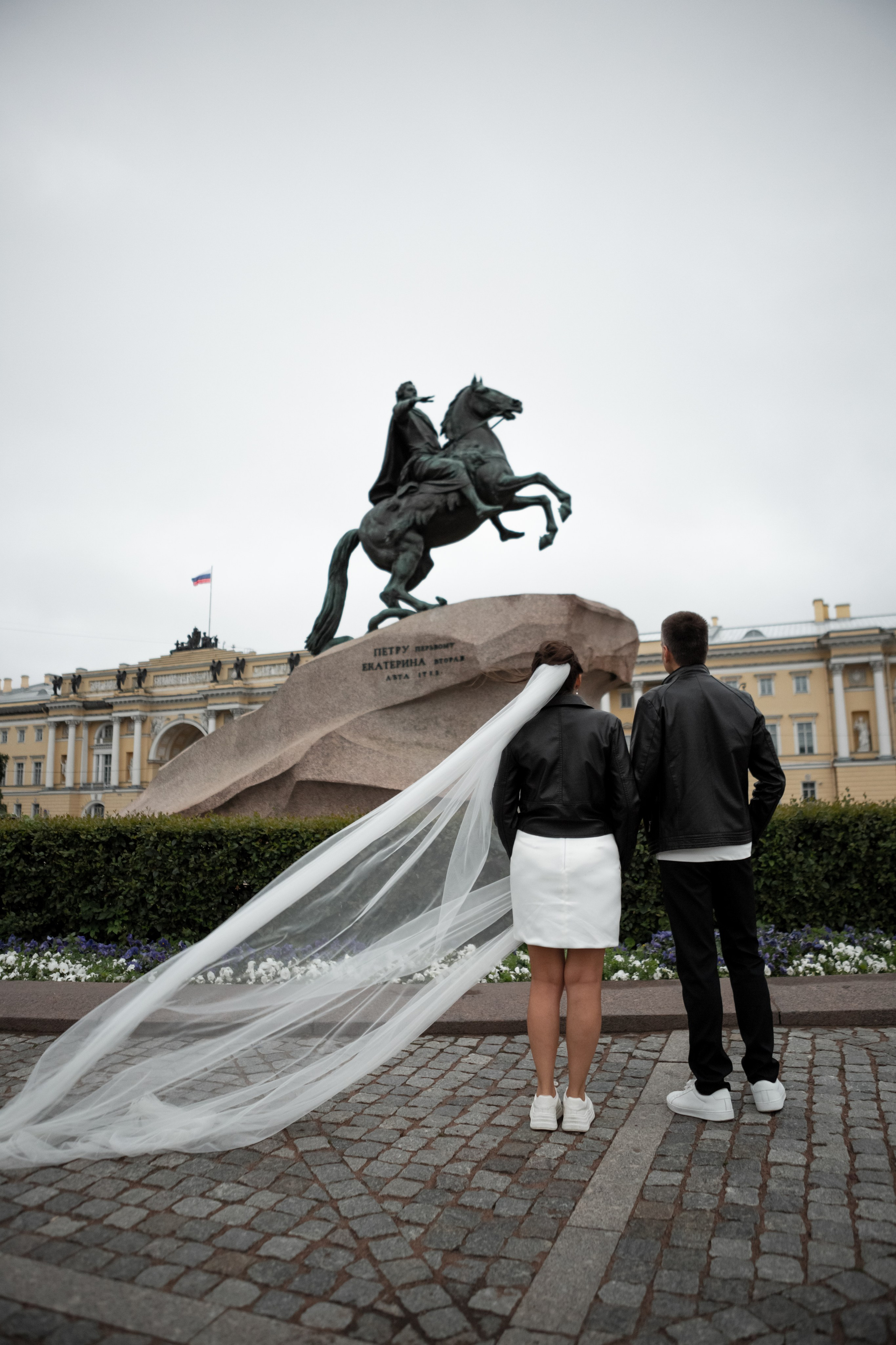 Свадебная фотопрогулка в ночном Петербурге