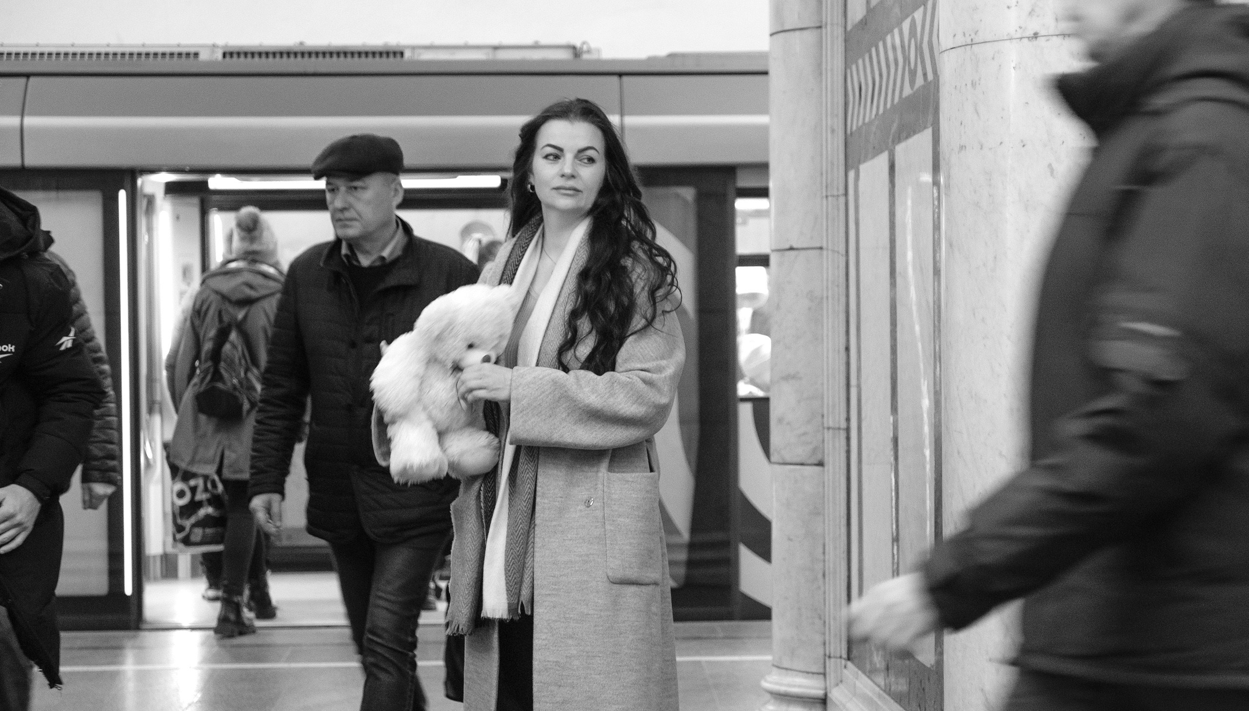 Фотосессия с игрушкой. Плюшевый медведь. Женская фотосессия, прогулка по городу.Фотосессия в Москве. Девушка с игрушкой