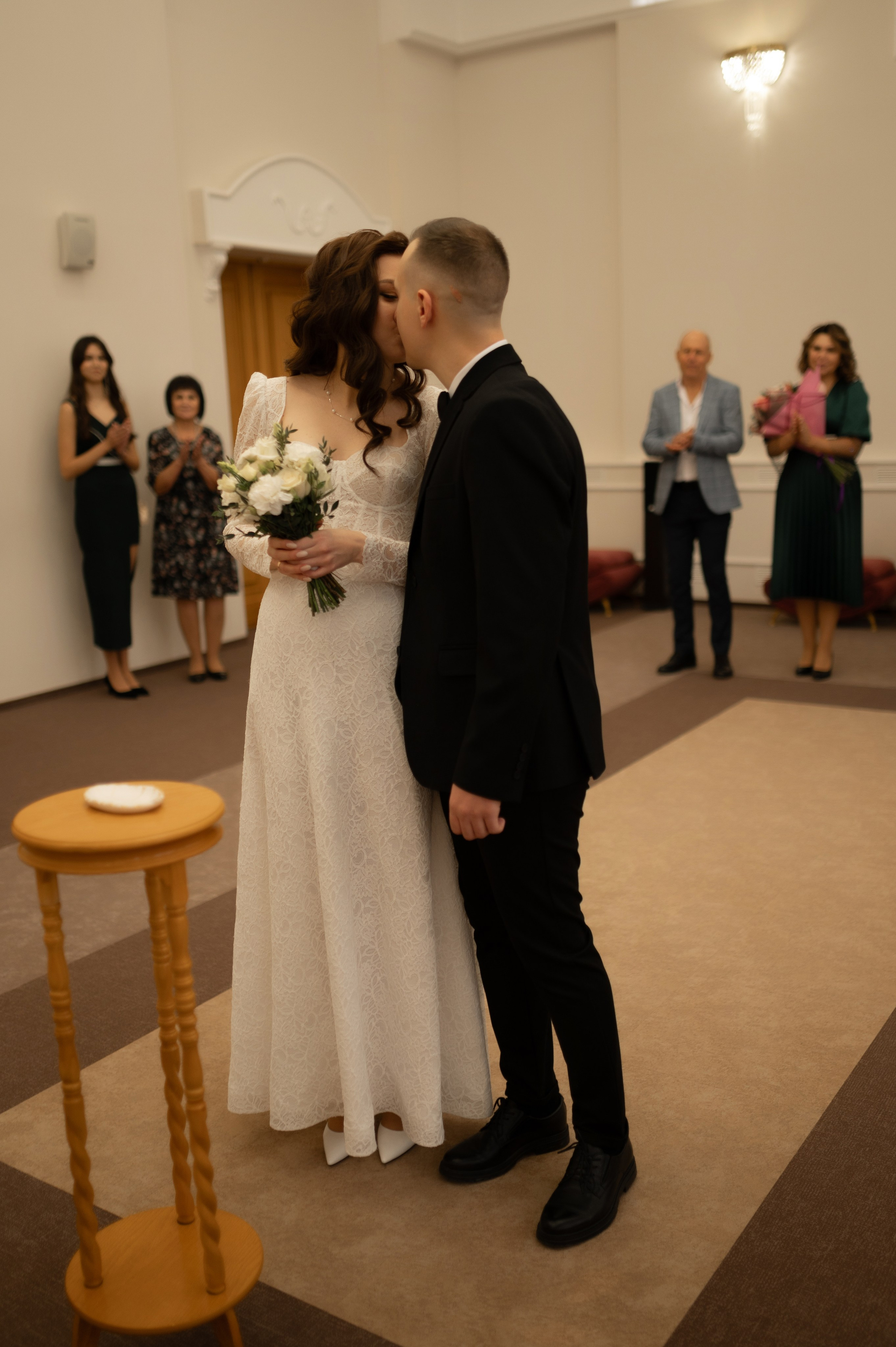 «И вот теперь остаются эти три: вера, надежда, любовь. Но величайшая из них — любовь». Твой личный проводник к красивым фотографиям в Старом Осколе