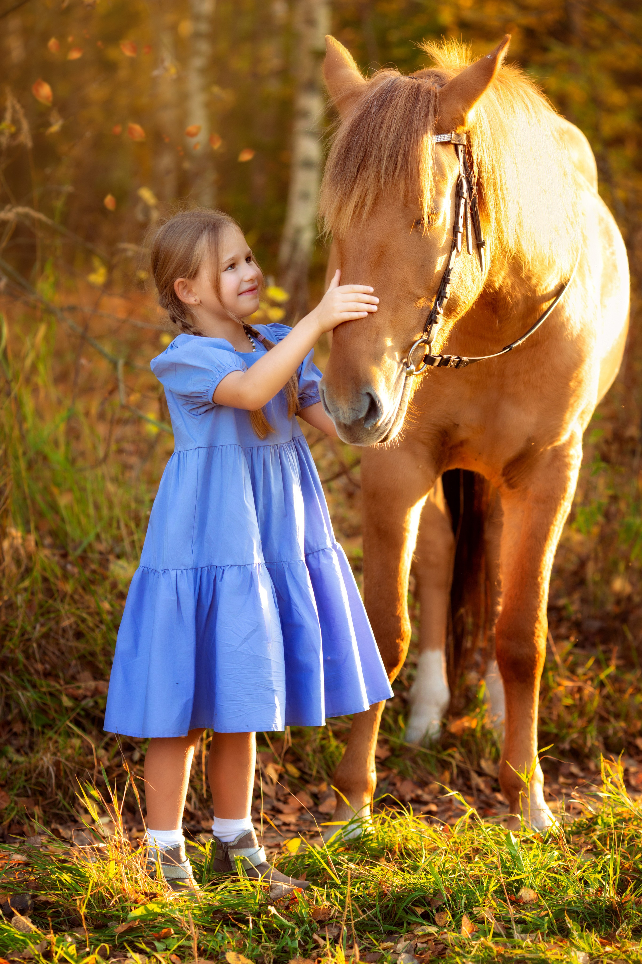 Анечка с лошадкой. Фотограф Антонина Свешникова. ВЫПУСКНЫЕ ФОТОКНИГИ для детских садов и школ. Москва, Владимир