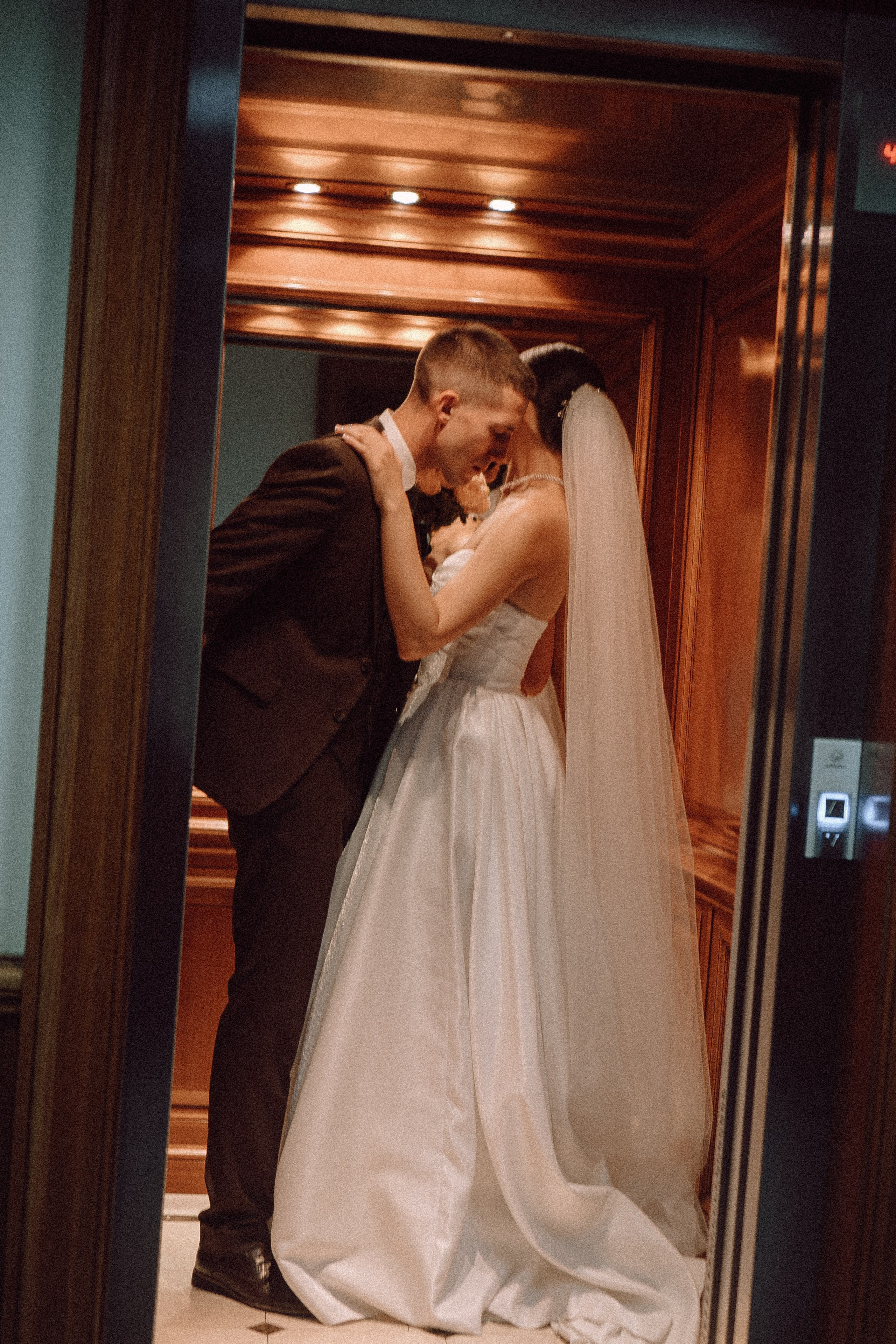 СВАДЕБНАЯ ПРОГУЛКА В САНТК-ПЕТЕРБУРГЕ (ИСАКИЕВСКИЙ СОБОР, ЗИМНЯЯ КАНАВКА, ЭРМИТАЖ И БОЛЬШАЯ МОРСКАЯ УЛИЦА). Профессиональный фотограф, Санкт-Петербург — Виктория Богомолова