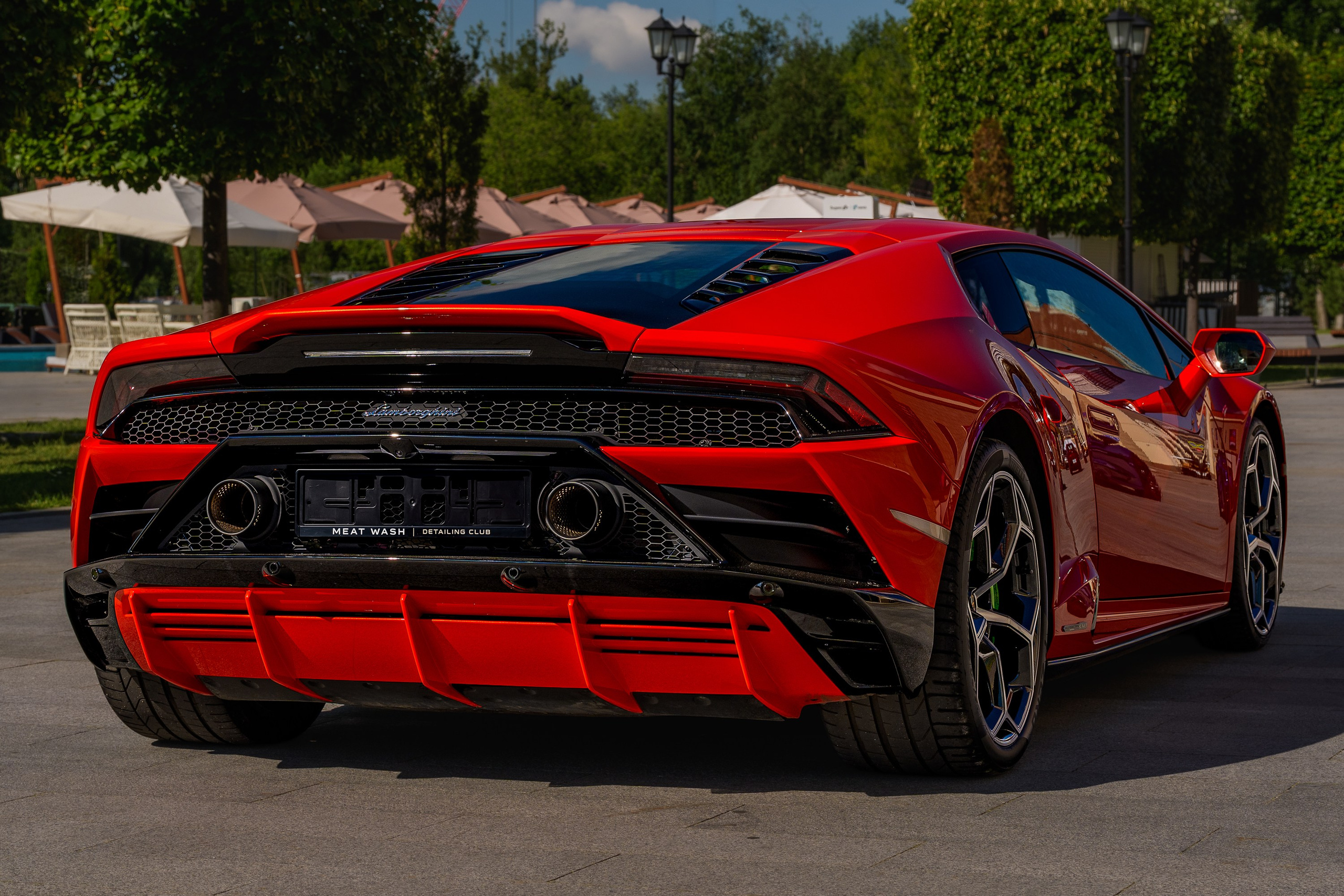 Lamborghini Huracán EVO, задний ракурс в городской локации