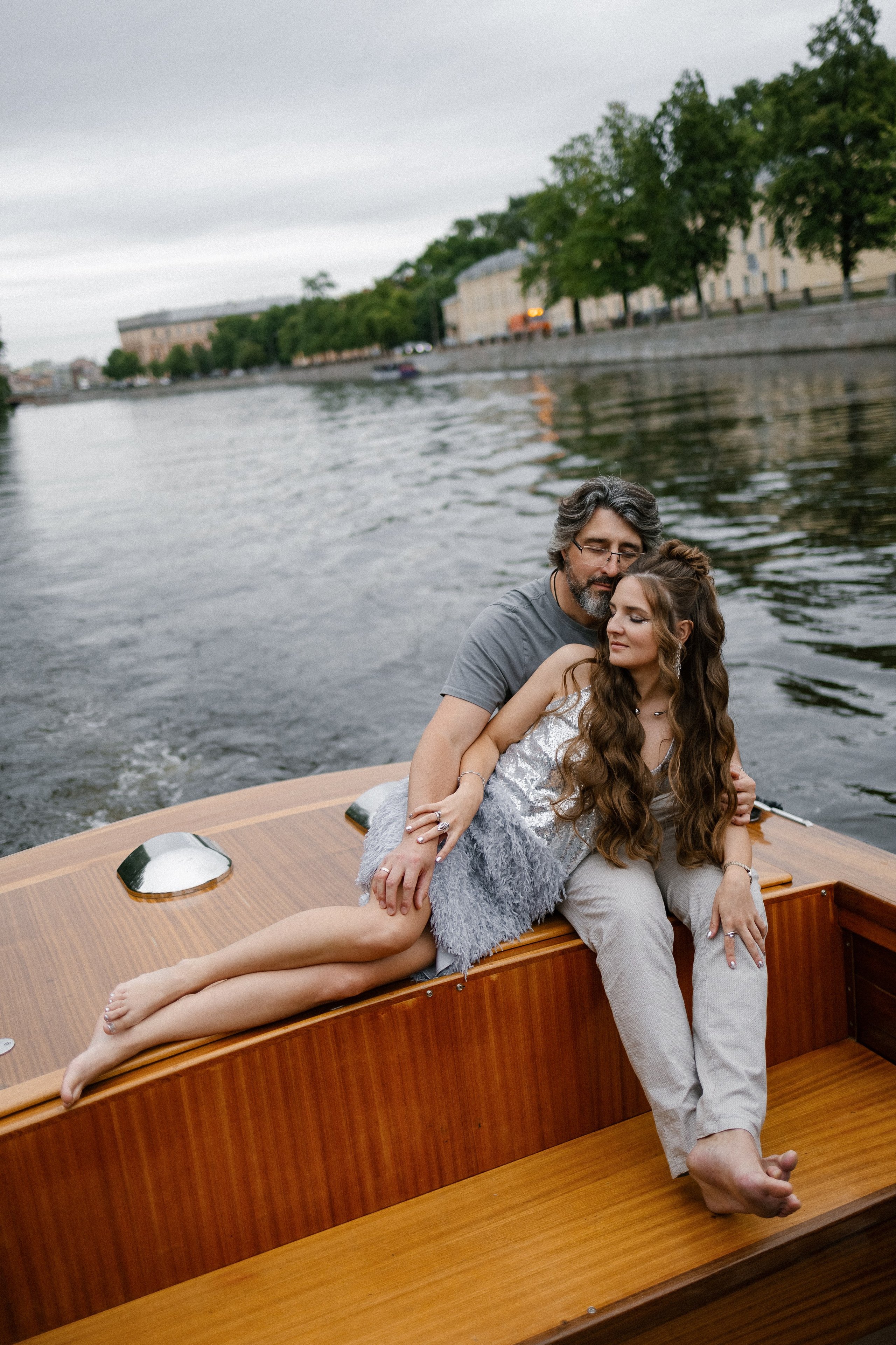 Прогулка на венецианском катере. Свадебный фотограф в Санкт-Петербурге Ксения Кобышева