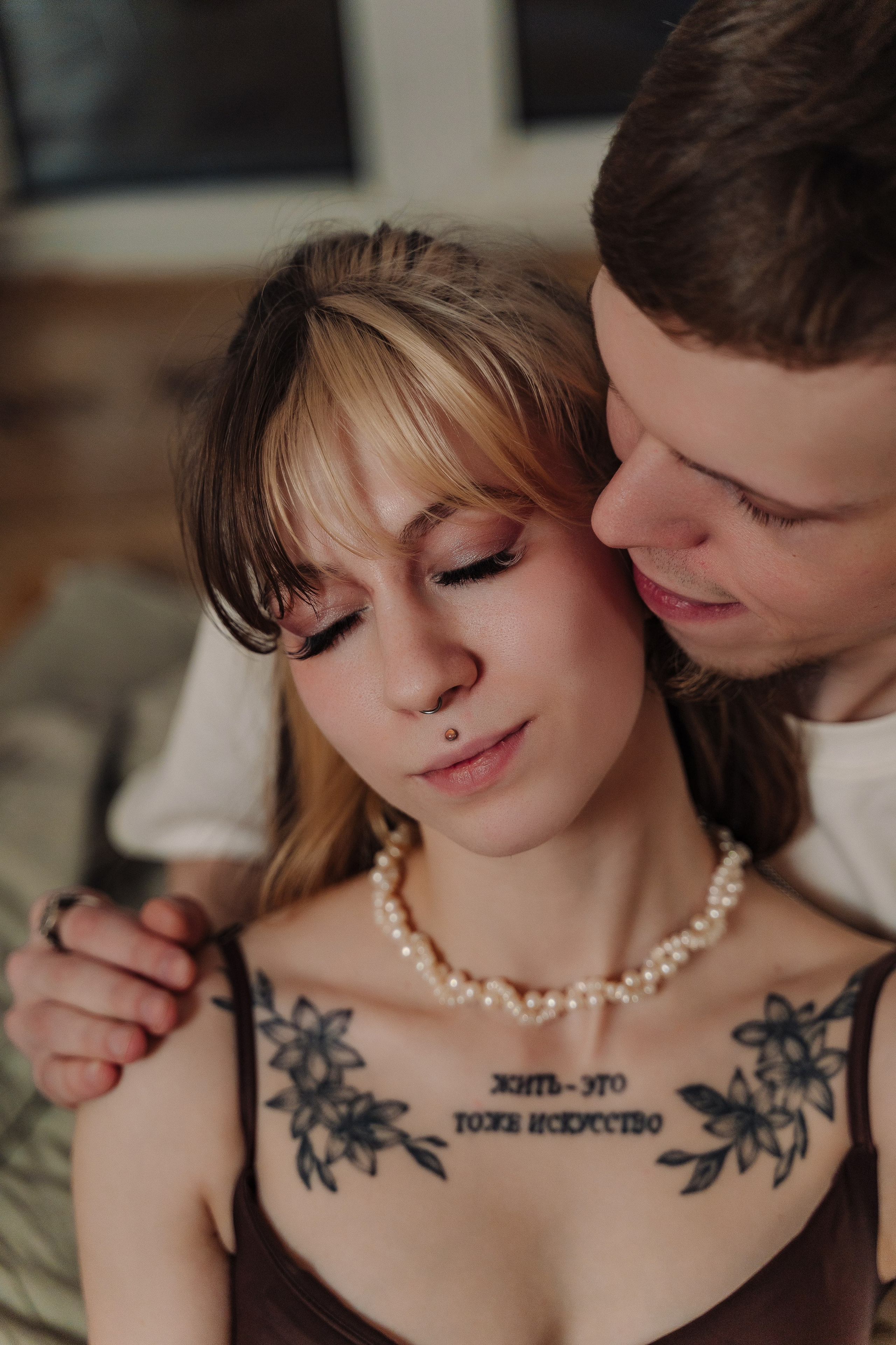 Зимняя фотосессия лавстори с предложением руки и сердца в фотостудии