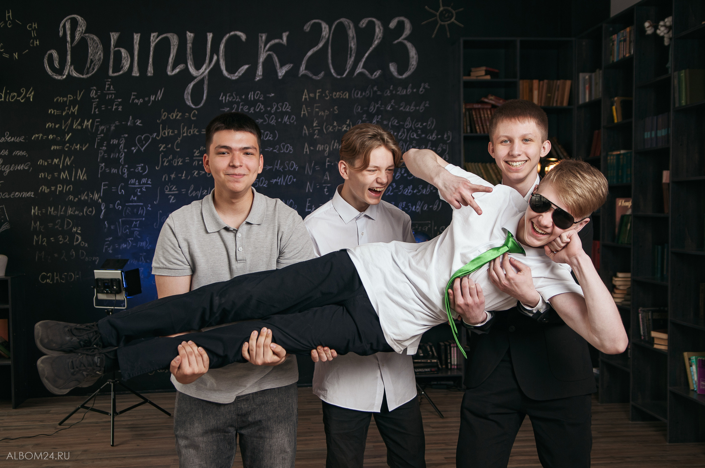 Съемка на выпускной альбом Школа 27, 9А класс. Выпускные альбомы и фотосъемка в Красноярске