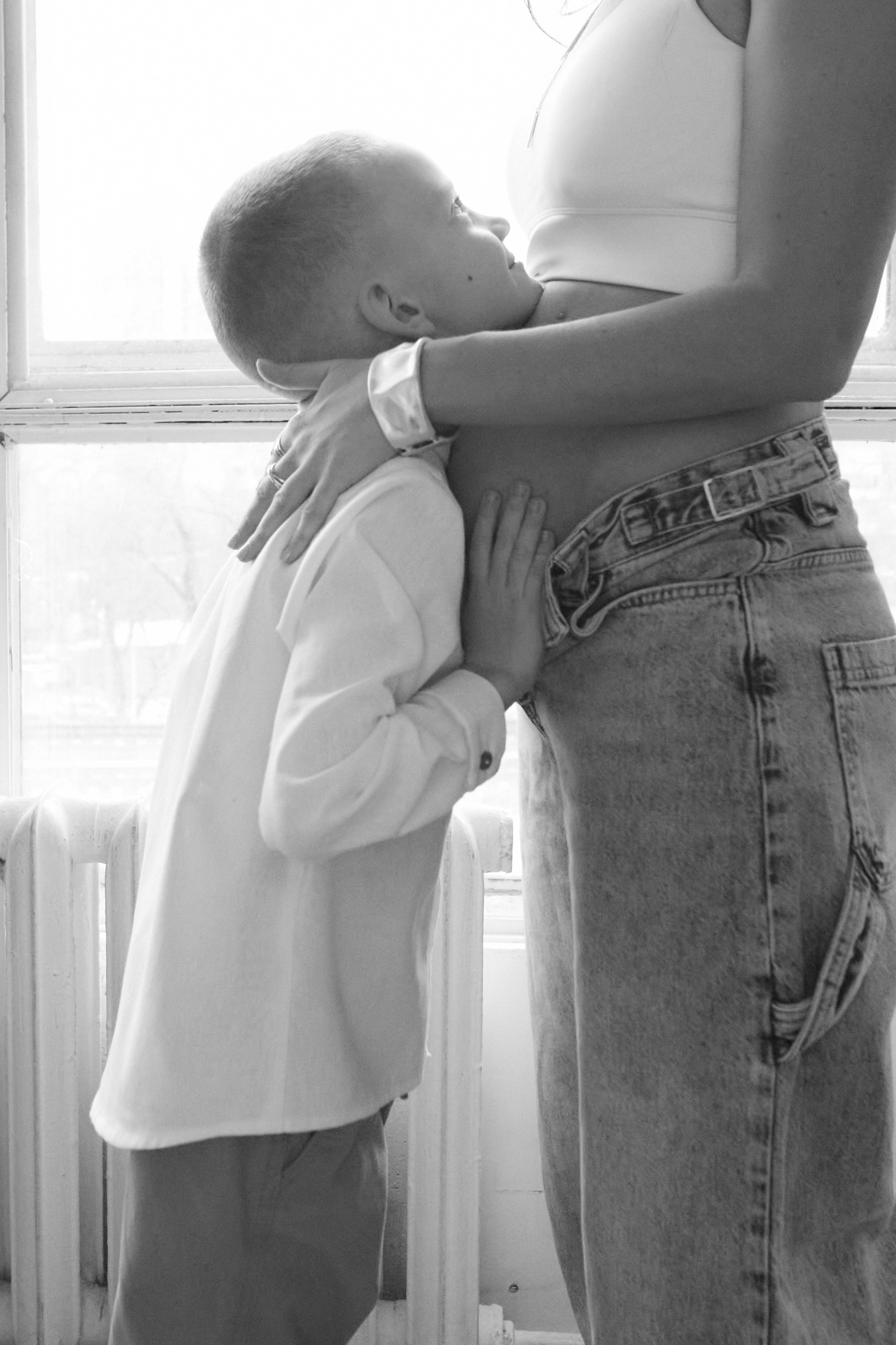 фотосессия беременности в Москве, фотосессия в студии, сын обнимает беременную маму, семейный фотограф в Москве