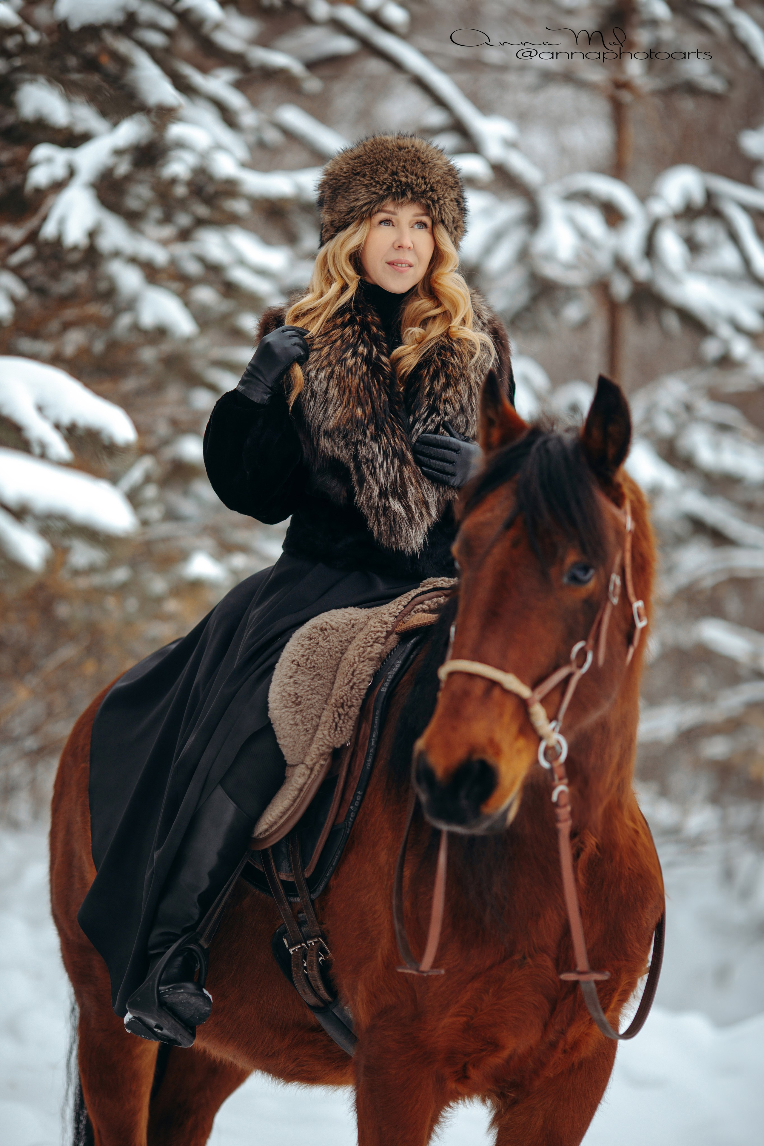 Черная шуба с мехом, р-р 46, шапка. 