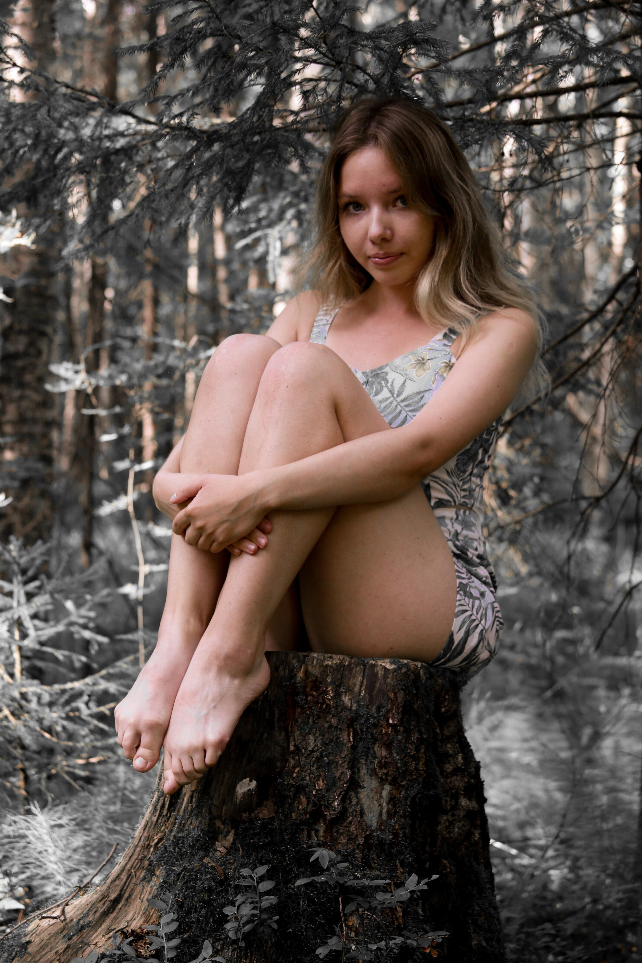 Маша в лесу босиком. Фотограф Пермь. Фотосессия в фотостудии Перми и на свежем воздухе