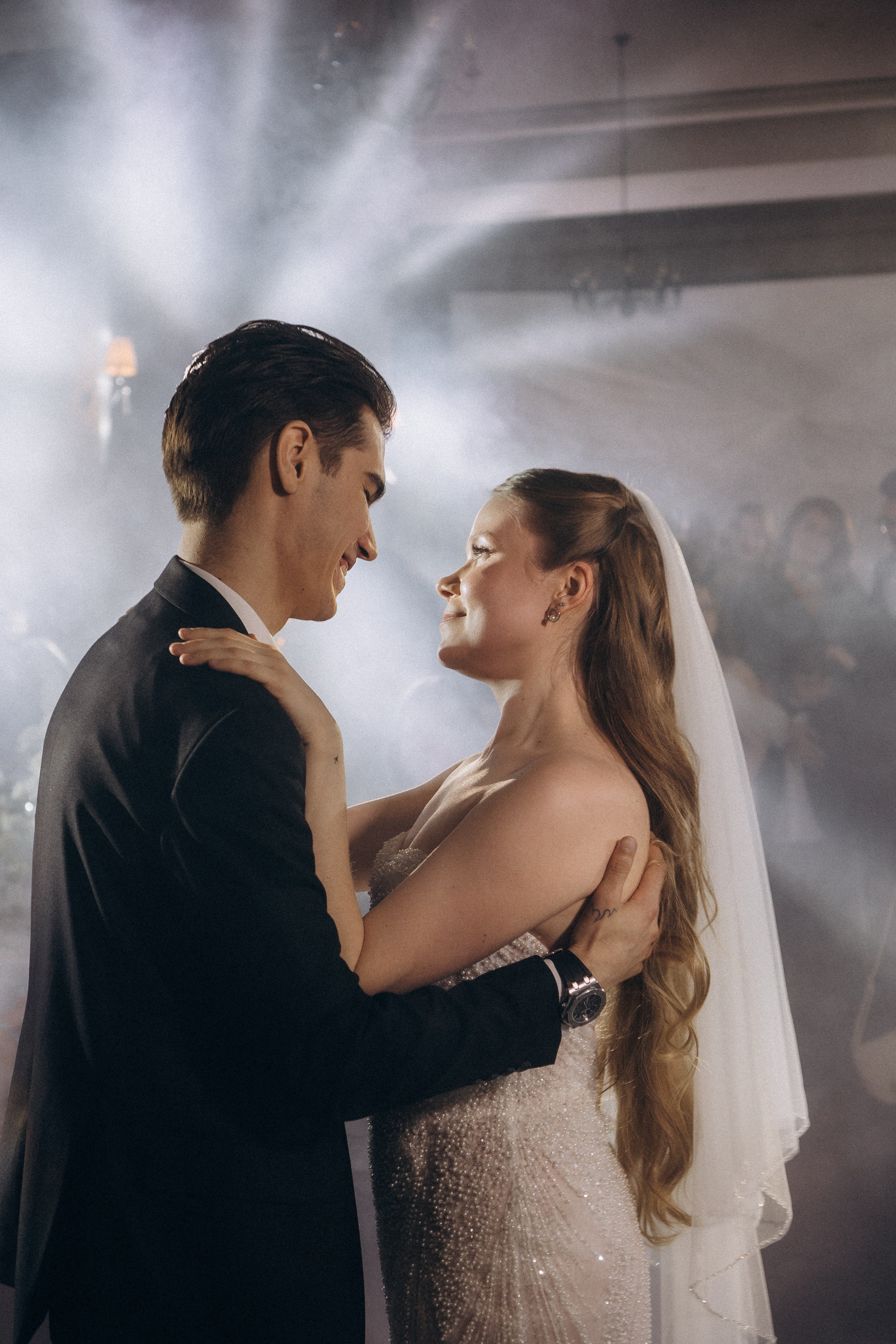 ПЕРВЫЙ ТАНЕЦ МОЛОДЫХ НА БАНКЕТЕ. ТРОГАТЕЛЬНЫЙ МОМЕНТ (СНЯТО В СИБИРЕ В НИЖНЕВАРТОВСКЕ). Профессиональный фотограф, Санкт-Петербург — Виктория Богомолова