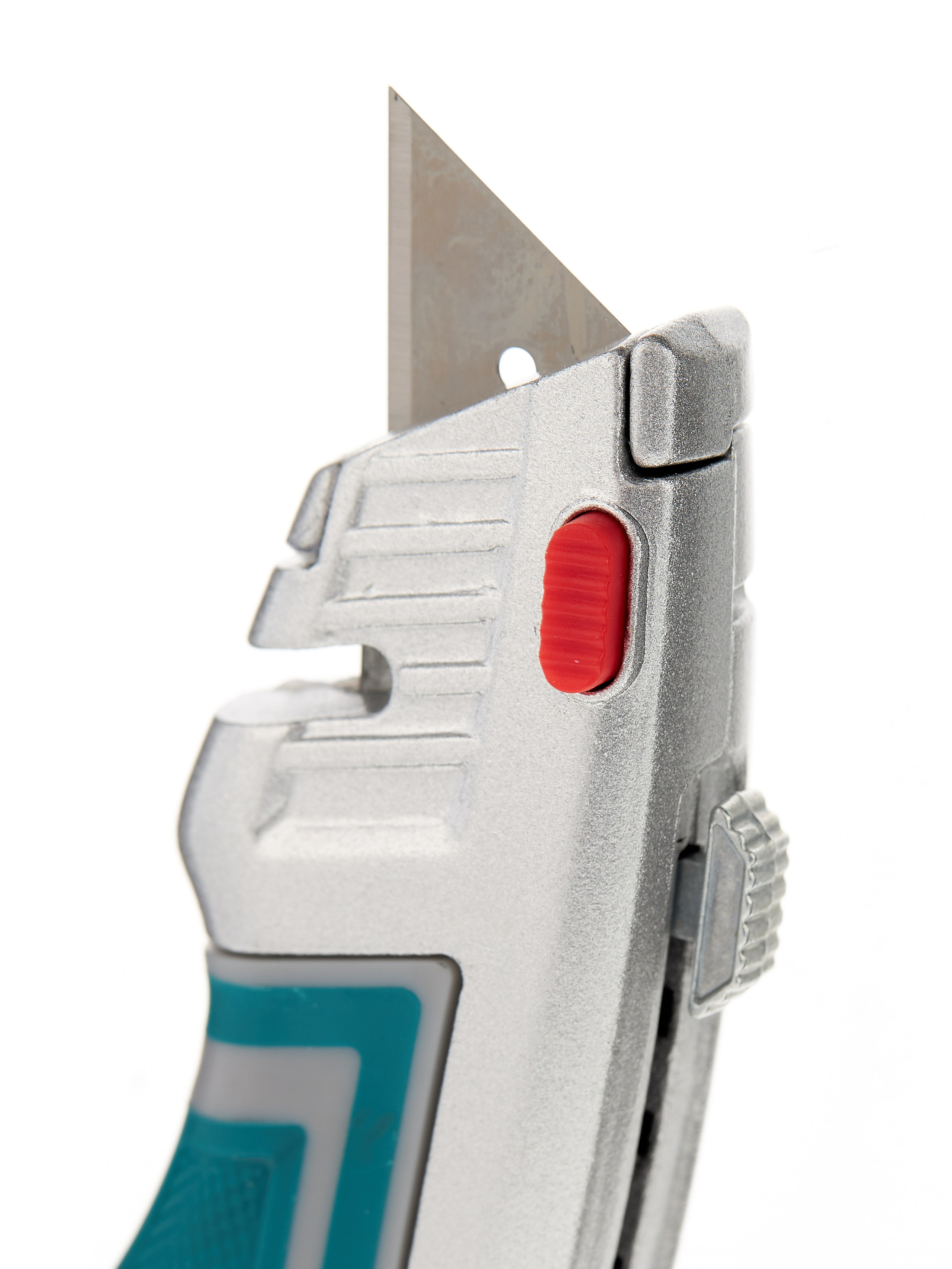 Лезвие ножа на белом фоне 