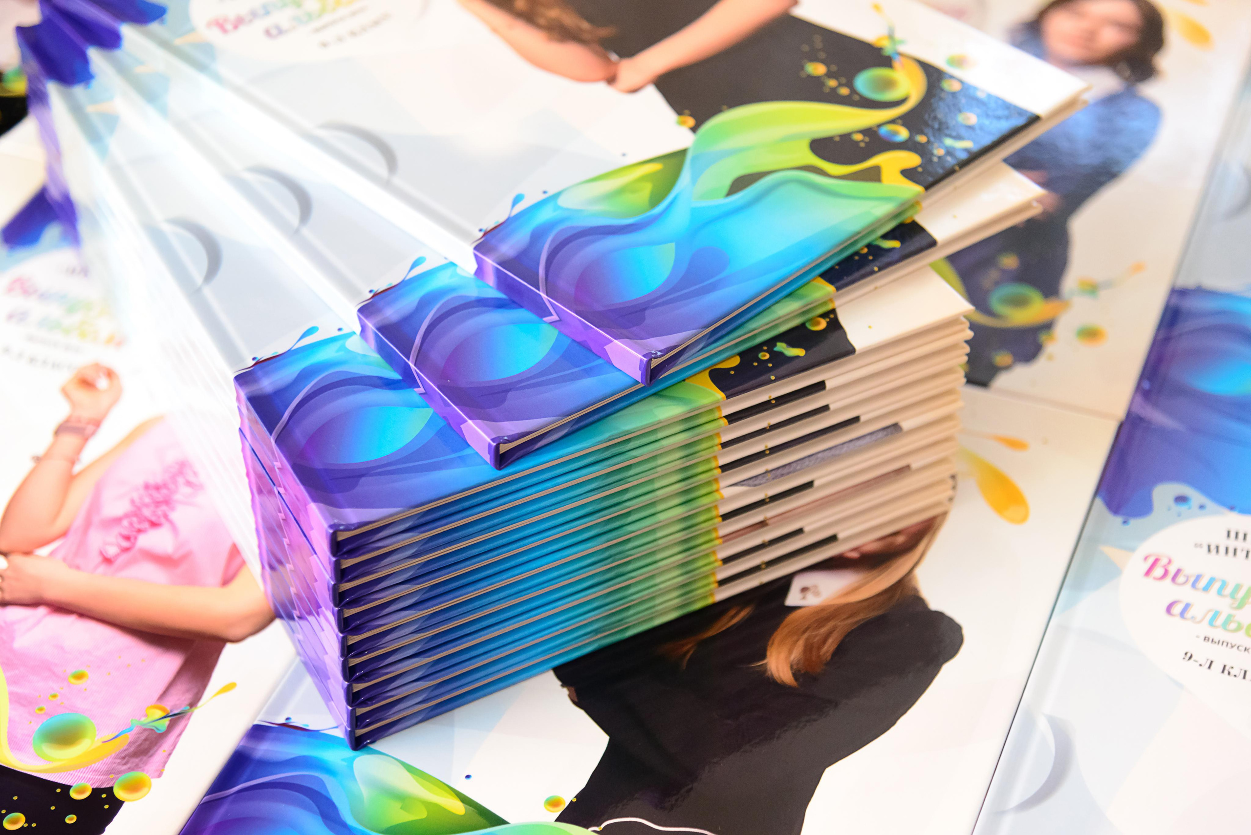 Школьный фотоальбом «Цветные брызги». Фотограф Анастасия Дерий. Каталожная фотосъёмка в Москве