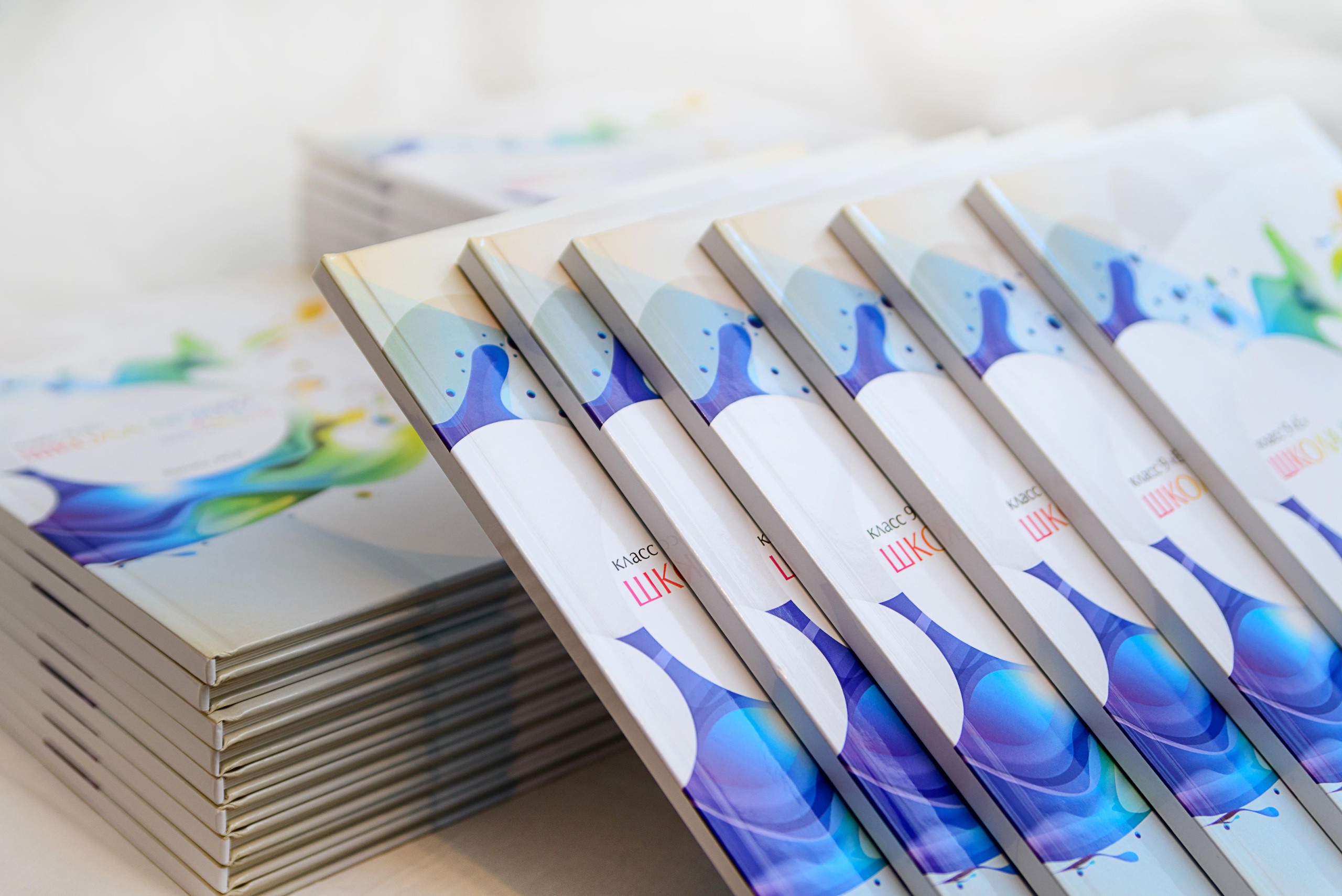 Школьный фотоальбом «Цветная волна». Фотограф Анастасия Дерий. Каталожная фотосъёмка в Москве