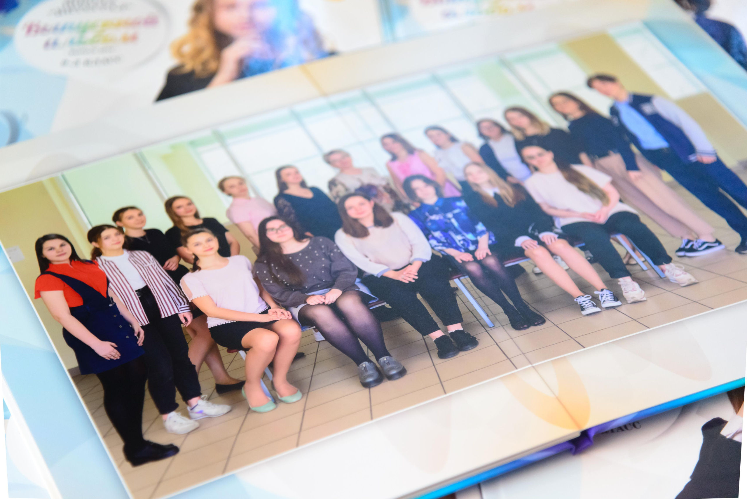 Школьный фотоальбом «Цветные брызги». Фотограф Анастасия Дерий. Каталожная фотосъёмка в Москве