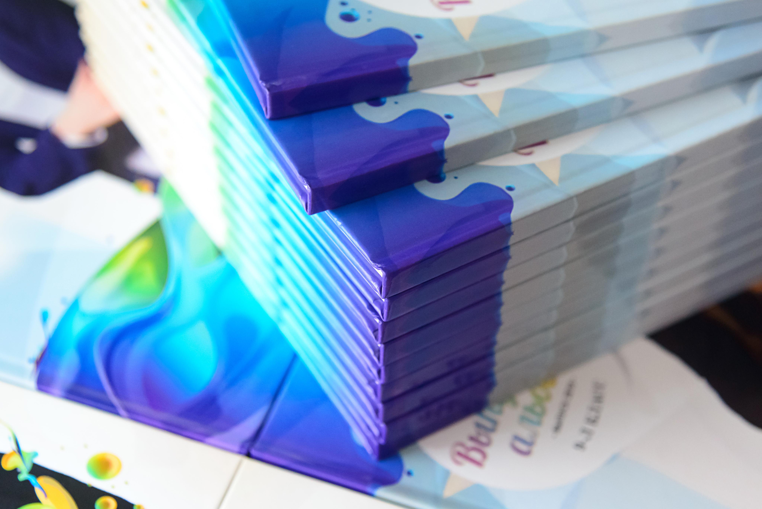 Школьный фотоальбом «Цветные брызги». Фотограф Анастасия Дерий. Каталожная фотосъёмка в Москве