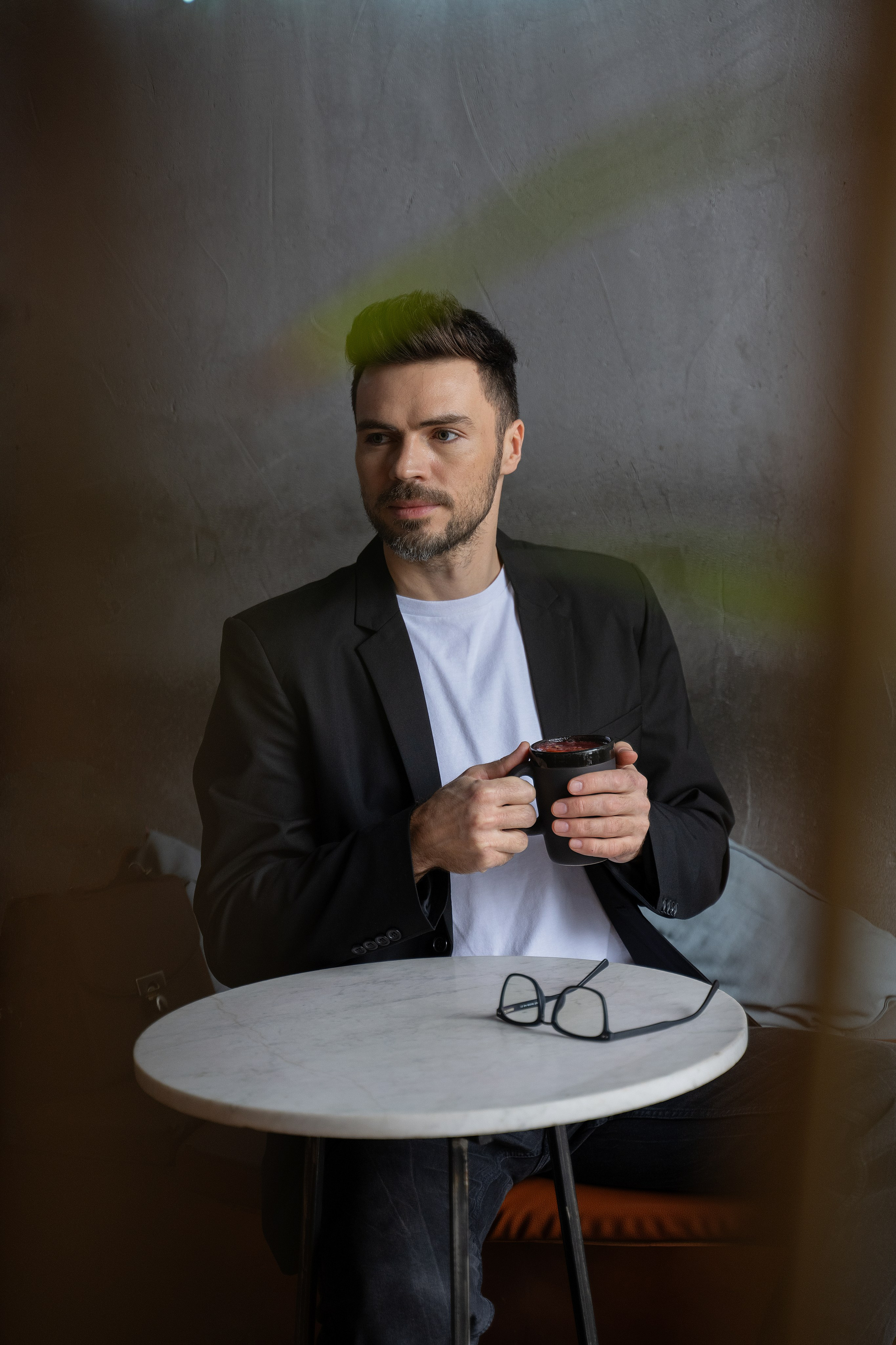 Красавчик в кафе. Главная