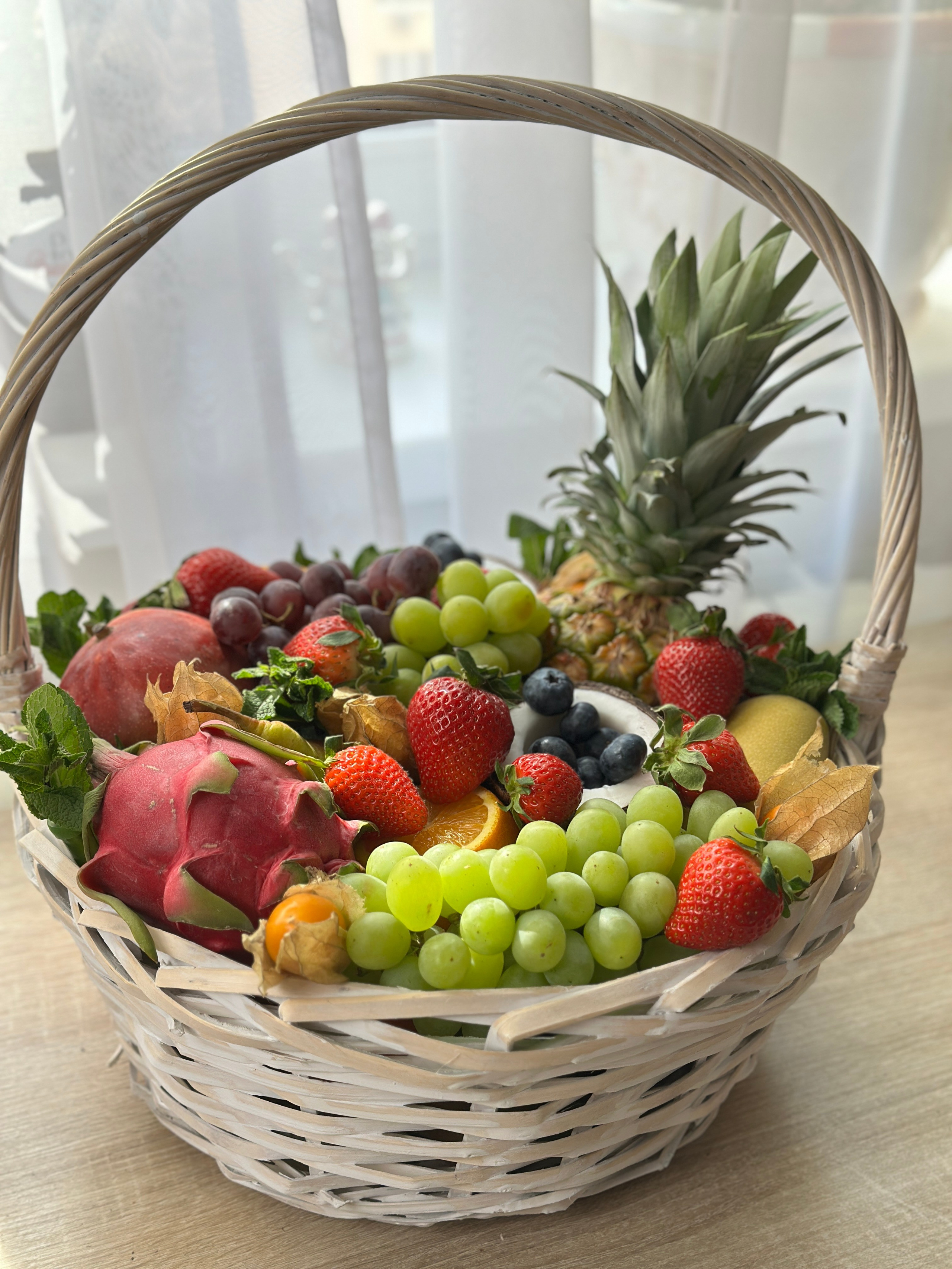 Корзины. Выездной кейтеринг, съедобные букеты, торты и сладости на заказ