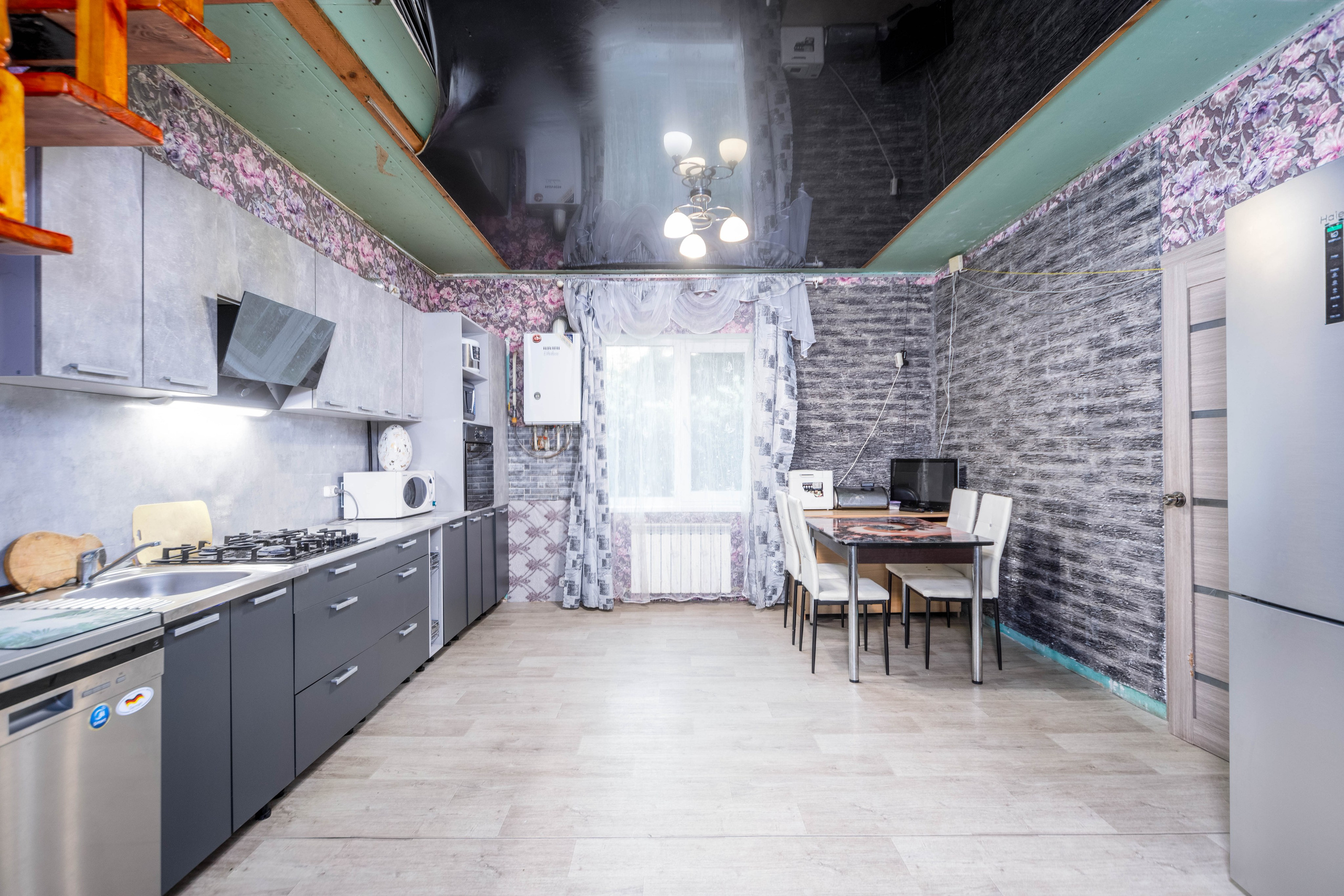 Фотограф Sakavita Media - интерьер кухни в доме в деревне Сосновая