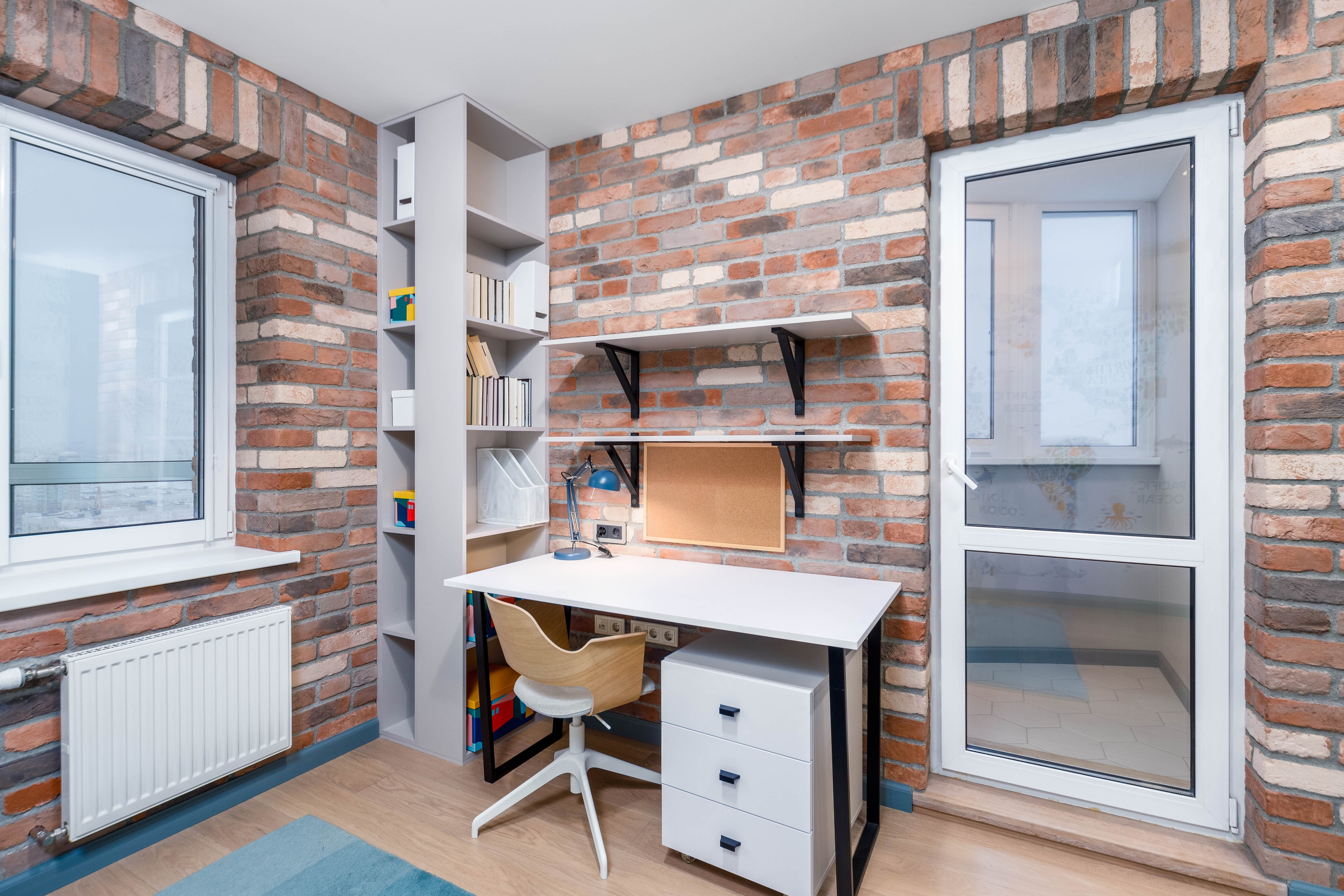 Рабочее место в детской для мальчика в четырехкомнатной квартире в Минске