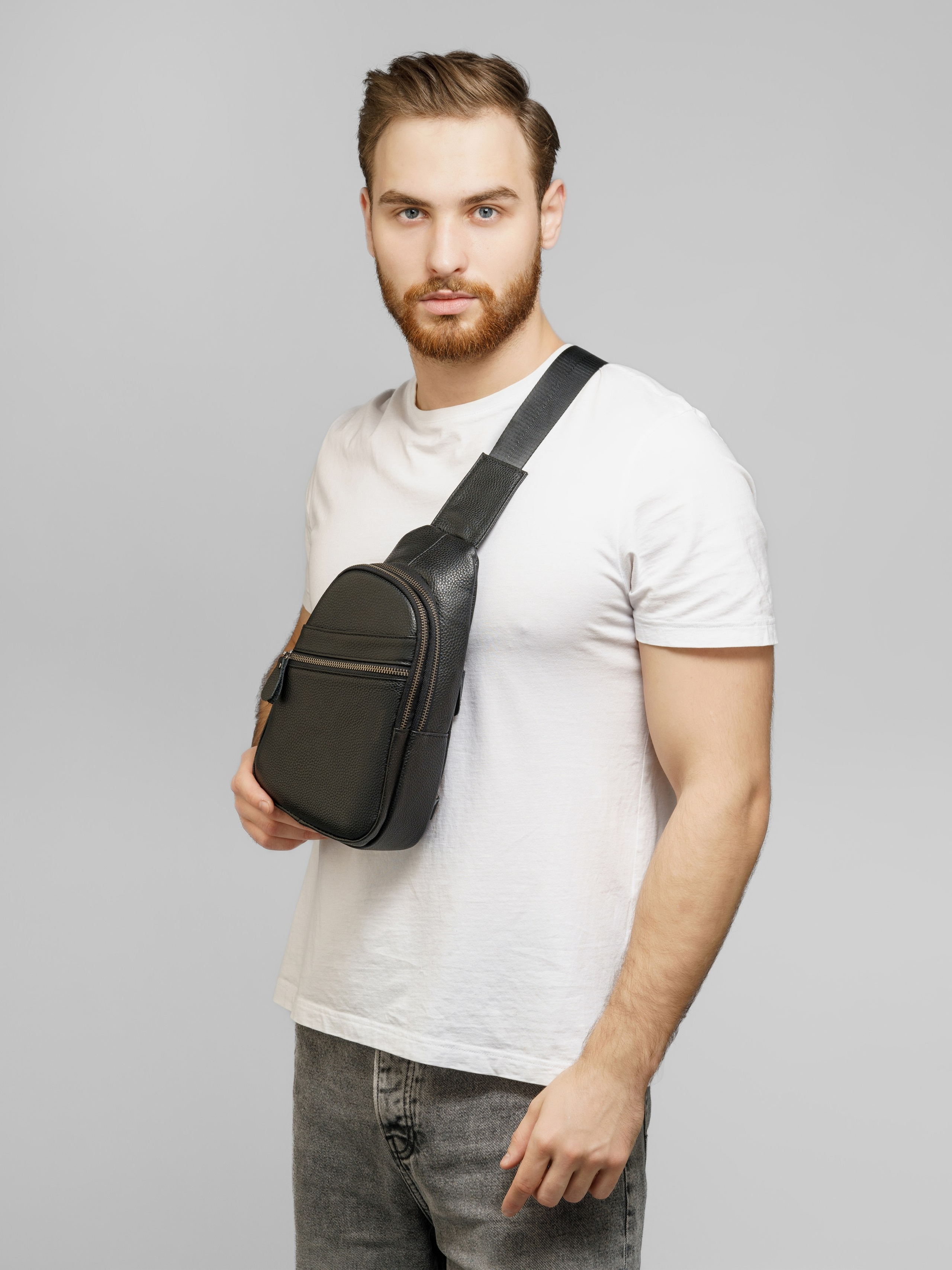 Сумки-бананки, модель Кирилл. KED Production — продакшн из СПб. Создаём фото, видео и контент, который помогает брендам и селлерам продавать больше