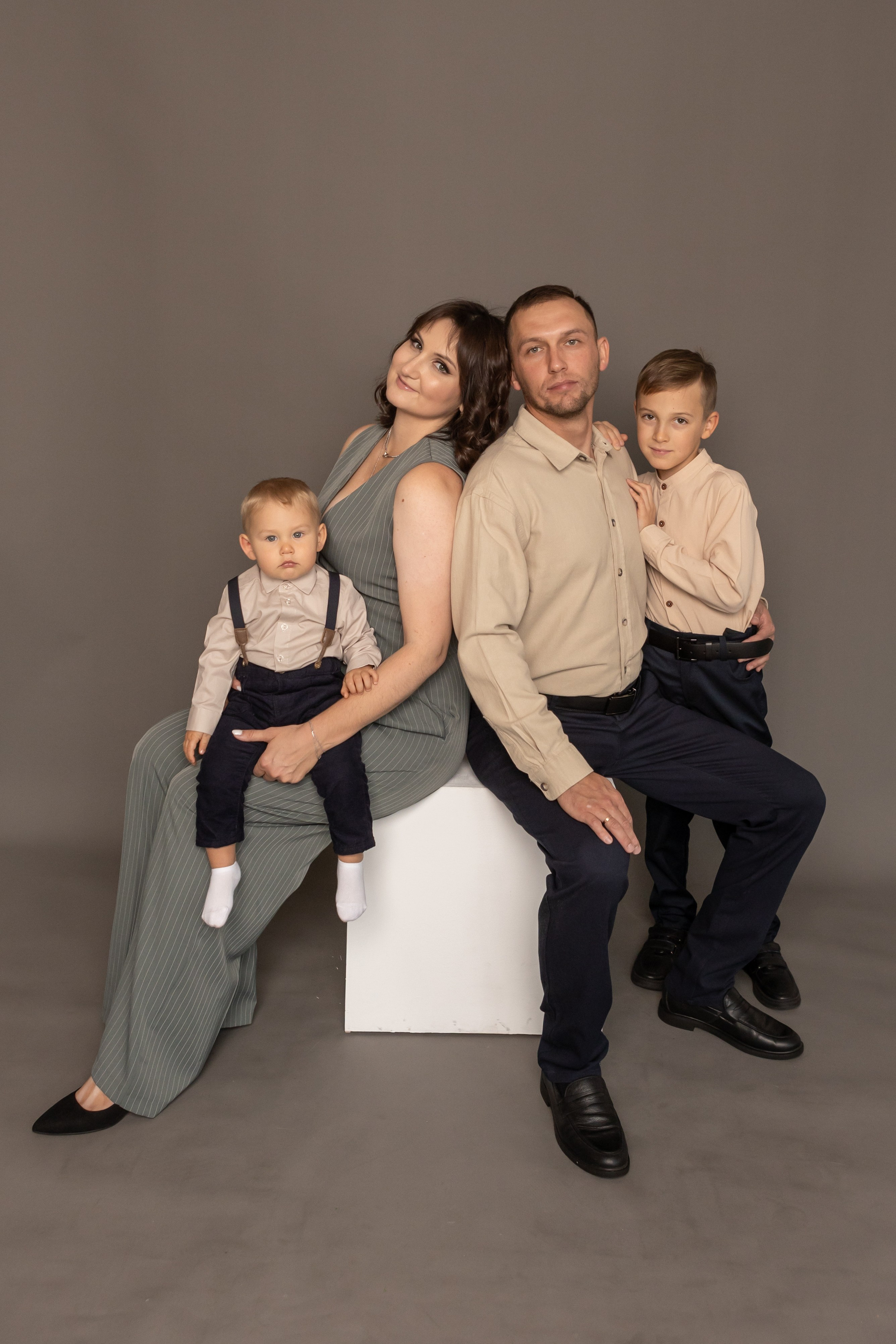 Фото с родителями на однотонных фонах. Фотограф новорожденных. Детский и семейный фотограф Марьяна Юдина