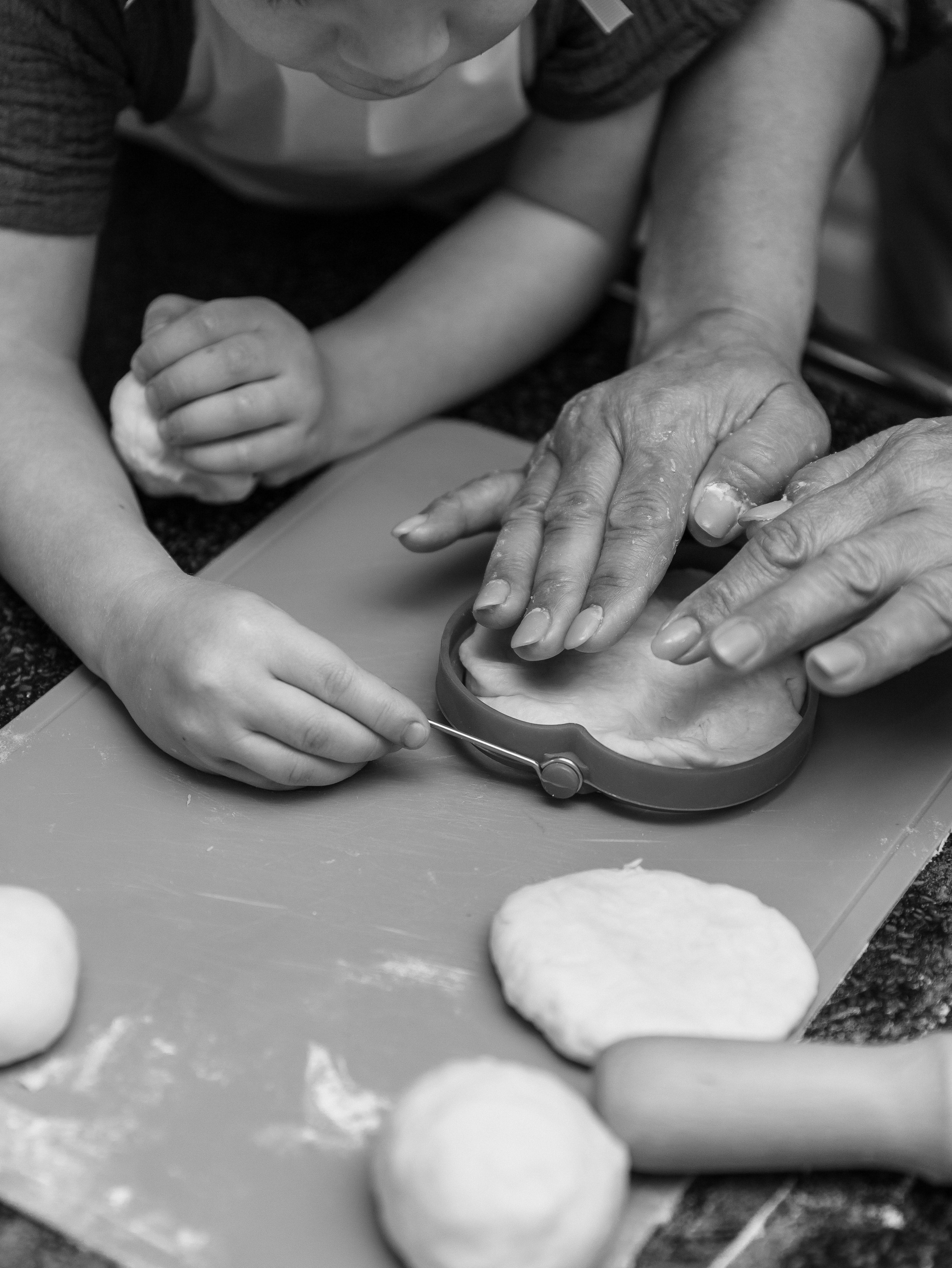 Бабушка и внуки пекут. Фотограф текстиля в Москве Ольга Иванова