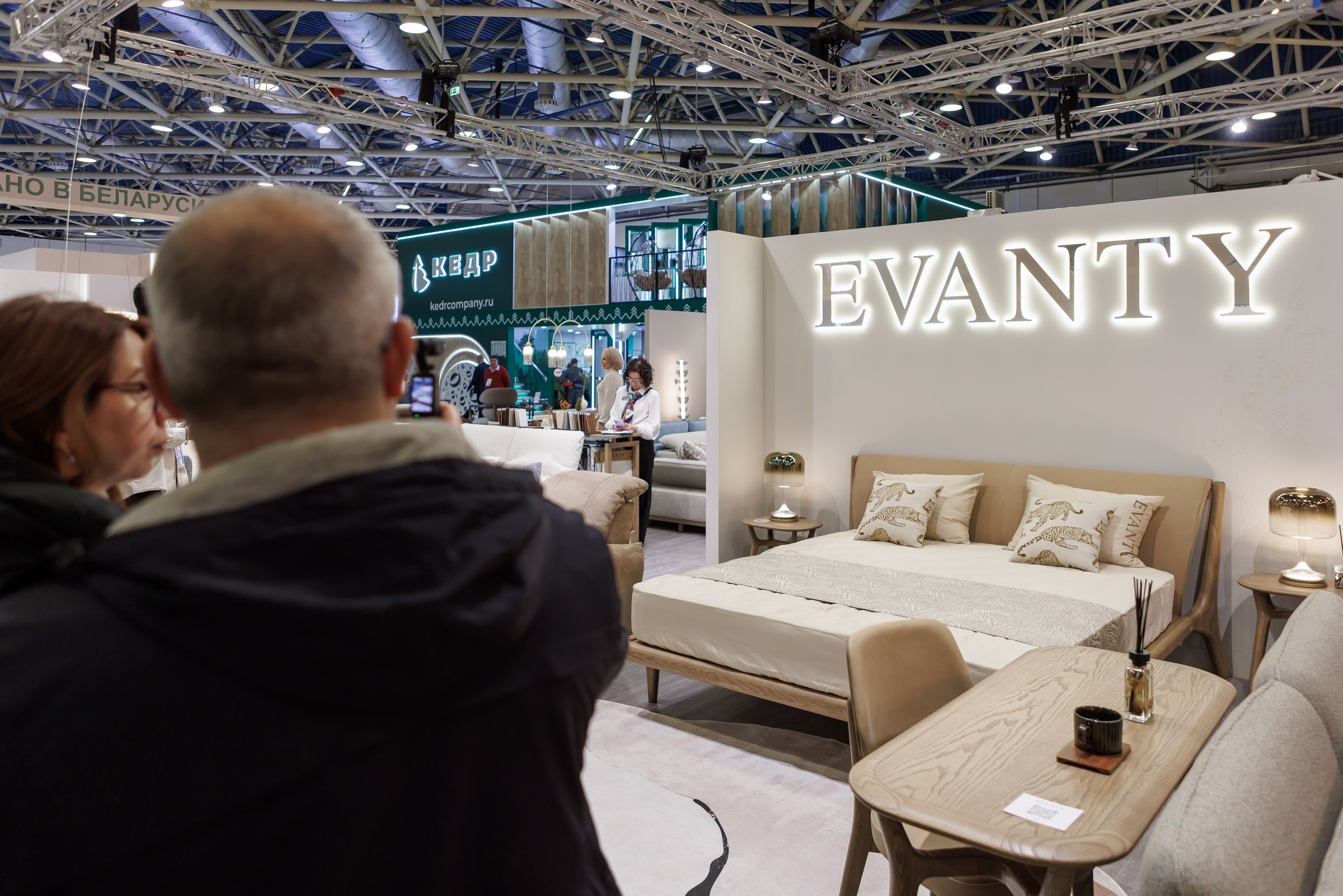Работа большого стенда мебельной фабрики Evanty. Фотограф на выставку в Москве