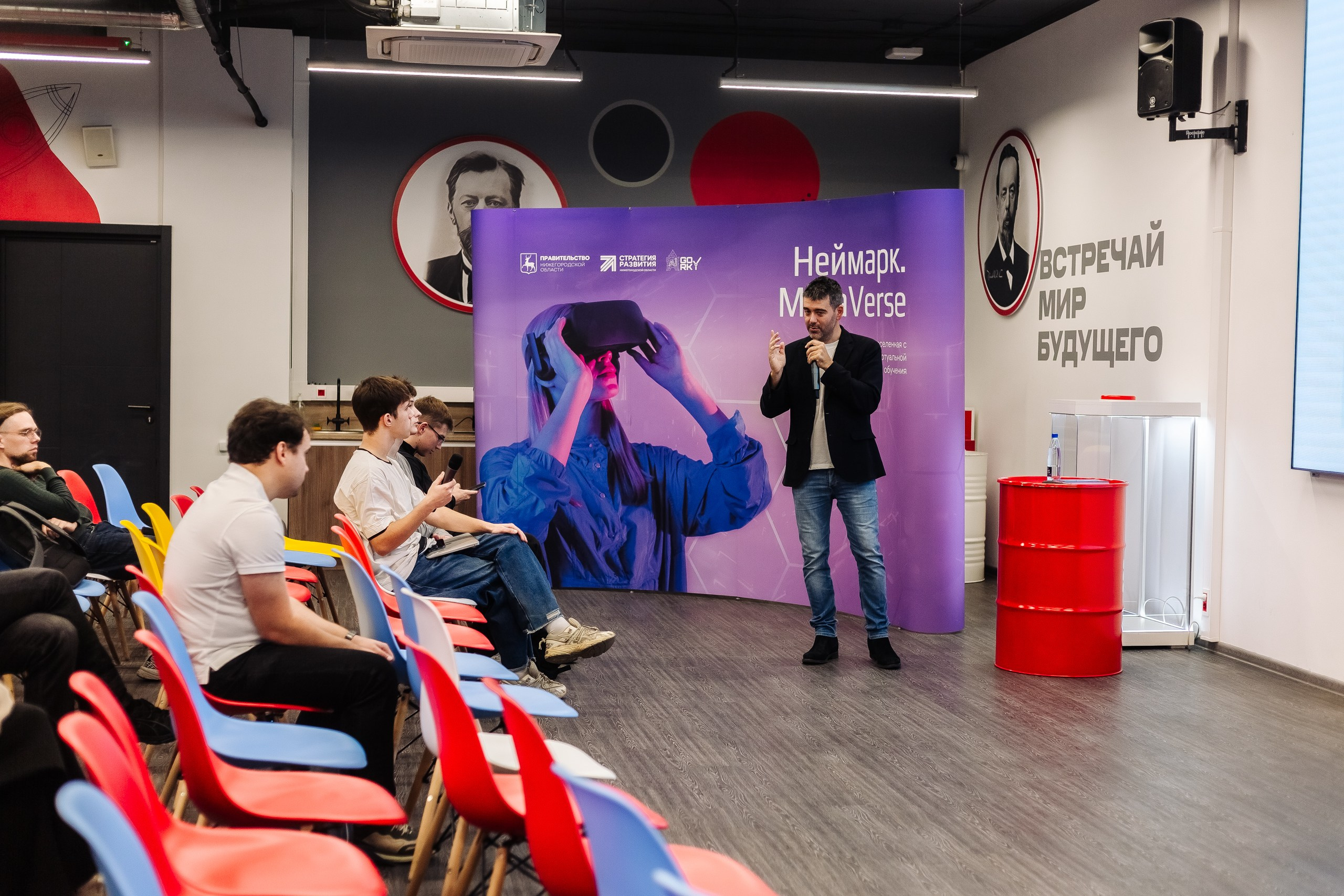 Неймарк. Лекторий. Репортажный и портретный фотограф в Нижнем Новгороде Максим Горшков