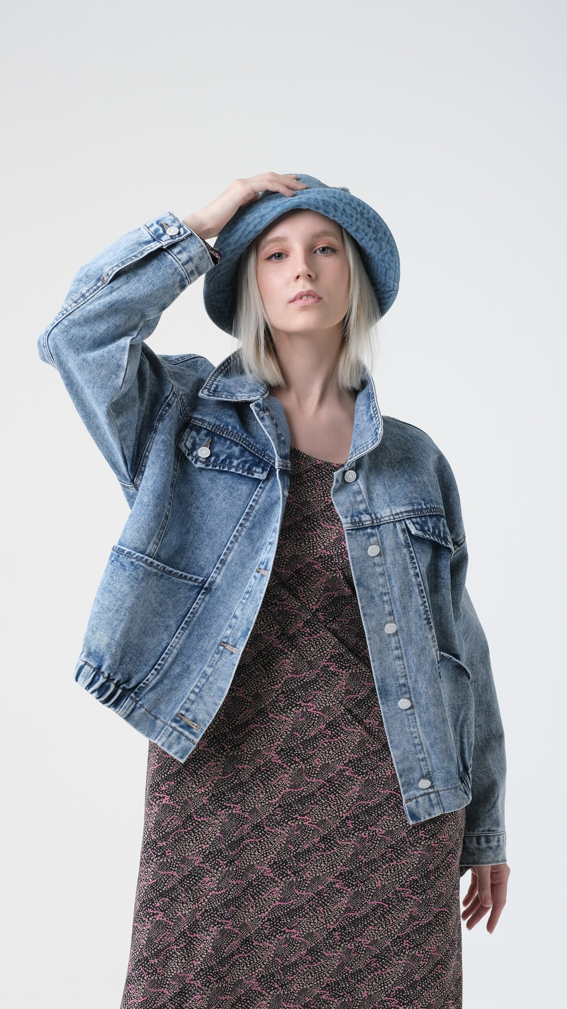 Фотосъёмка джинсовой одежды для маркетплейсов такие как Wildberries и Ozon. Съёмка для продвижения собственного бренда.