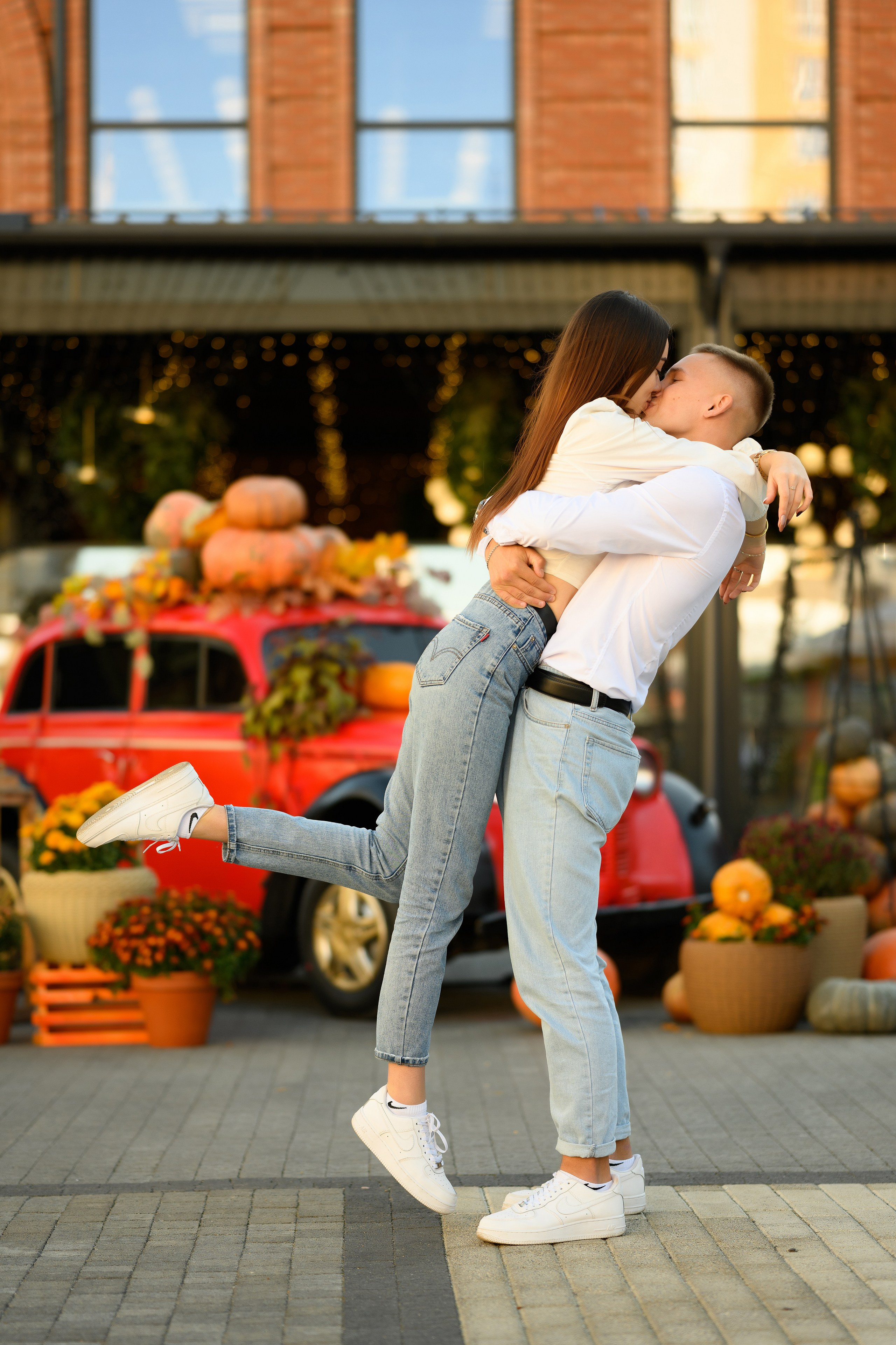 Встреча влюбленной пары в Центре города, момент, пойманный краснодарским фотографом.