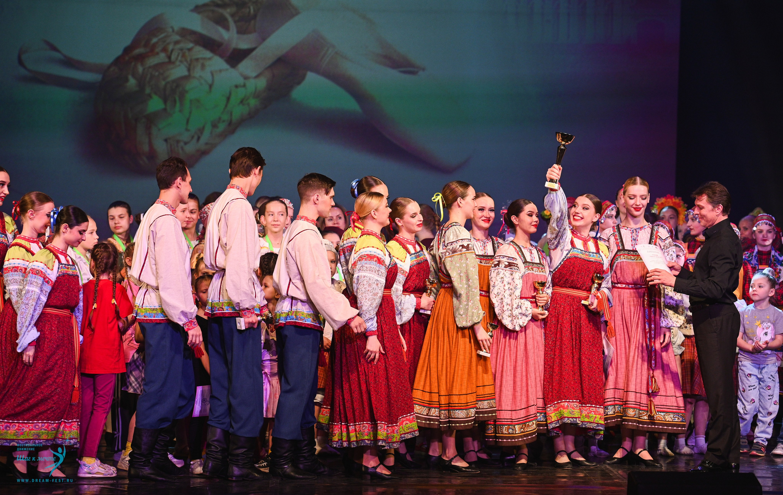 24.05.2025 «Мир под названием — Искусство танца» Фестивальное движение «Шаг к мечте» г. Кострома. Медиастудия Фото Концепт
