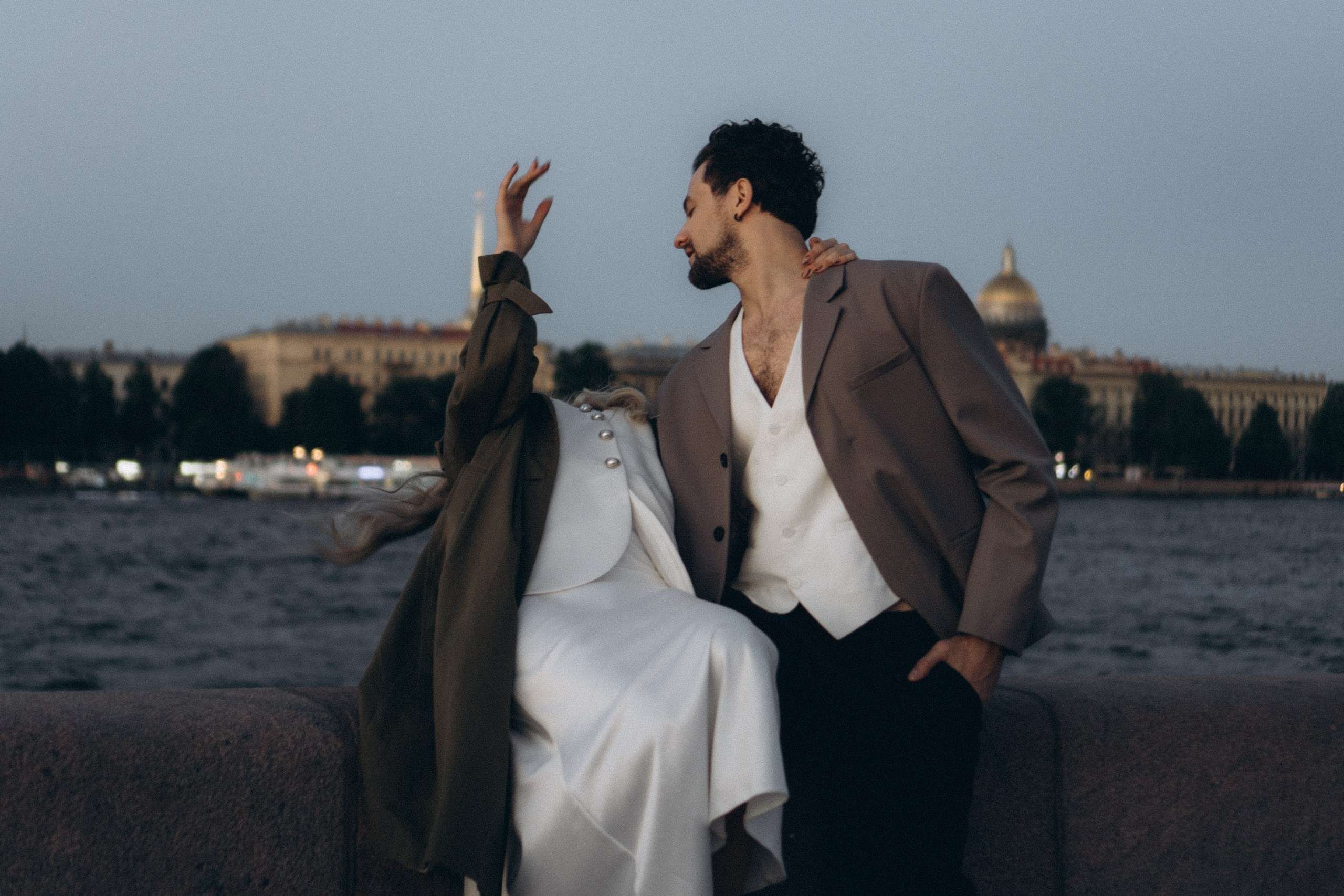 СВАДЕБНАЯ СЬЕМКА ПАРЫ НА РАССВЕТЕ В БЕЛЫЕ НОЧИ И ПРОГУЛКА С РАЗВОДНЫМИ МОСТАМИ И ПИКНИК ВОЗЛЕ ИСАКИЕВСКОГО СОБОРА. Профессиональный фотограф, Санкт-Петербург — Виктория Богомолова