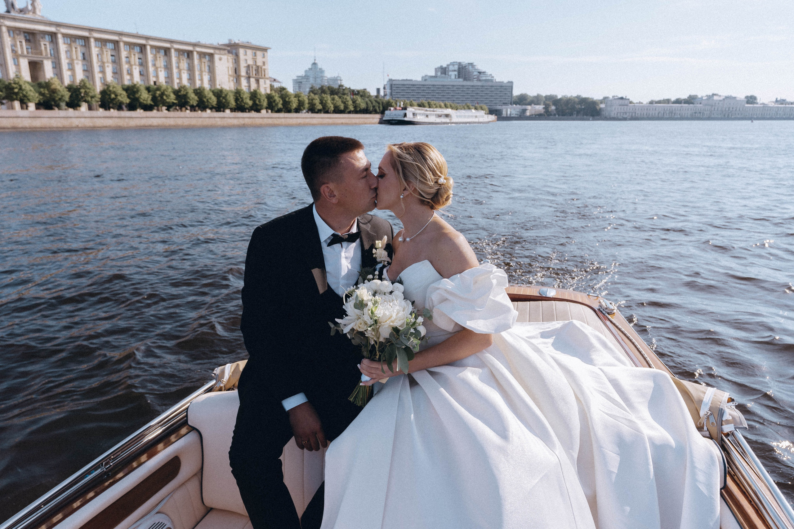 СВАДЕНБНАЯ СЬЕМКА НА КАТЕРЕ ПО КАНАЛАМ САНКТ-ПЕТЕРБУРГА И В АКВАТОРИИ НЕВЫ. Профессиональный фотограф, Санкт-Петербург — Виктория Богомолова