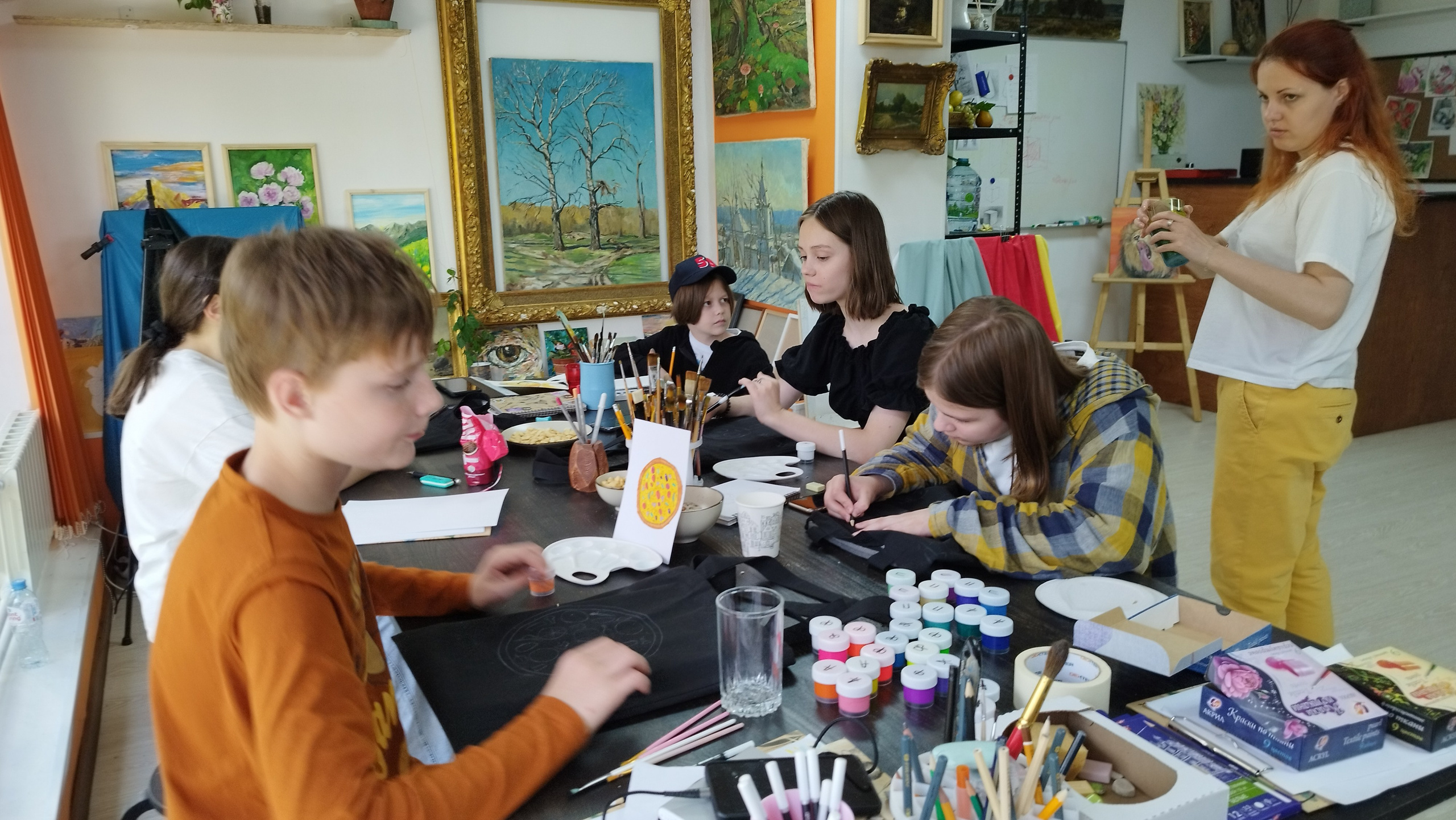 Творческая атмосфера с профессиональными художниками