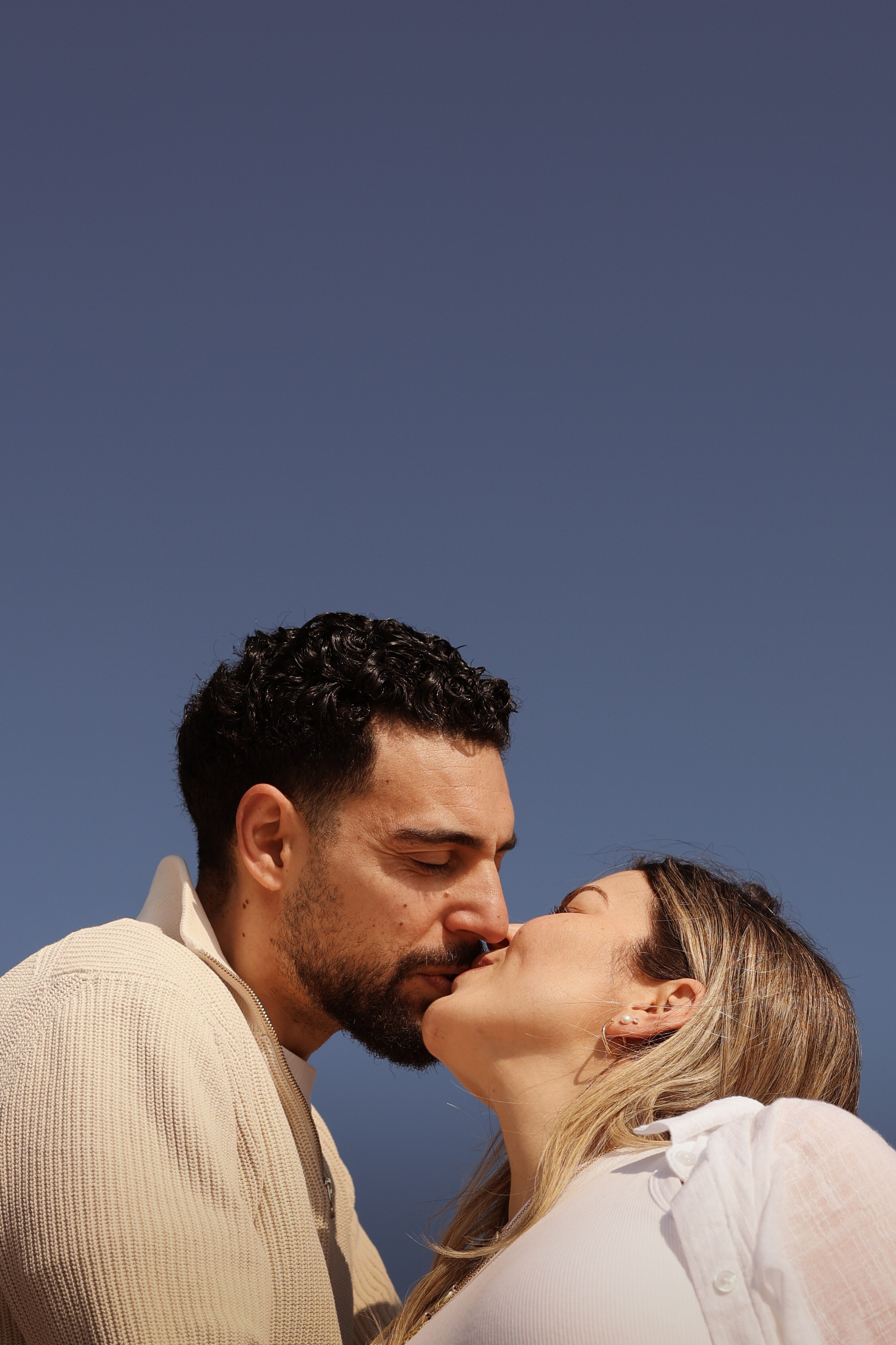 Sunny morning at the sea. Natalia Zhuravleva|family, newborn, maternity photographer in Barcelona