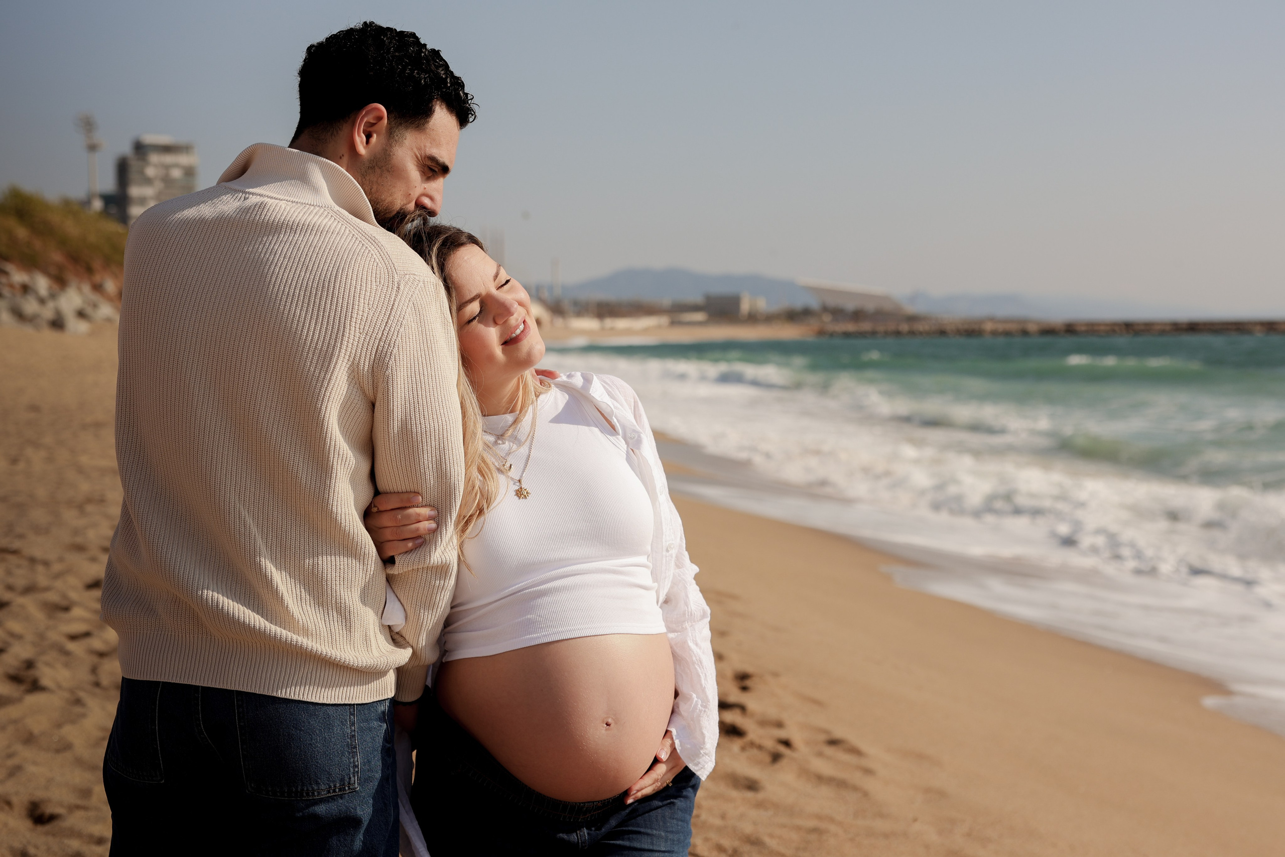 Sunny morning at the sea. Natalia Zhuravleva|family, newborn, maternity photographer in Barcelona