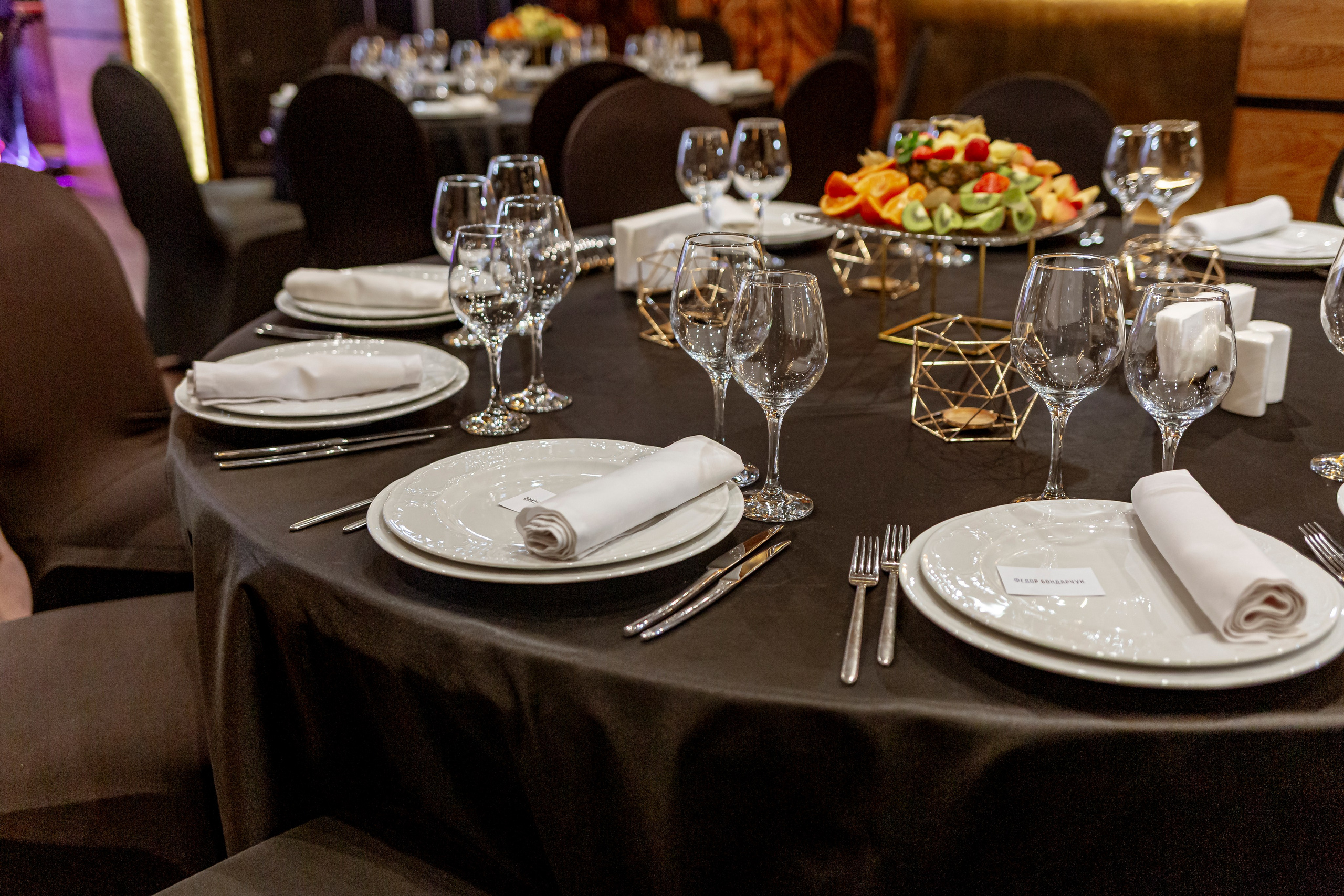 столы на мероприятии 