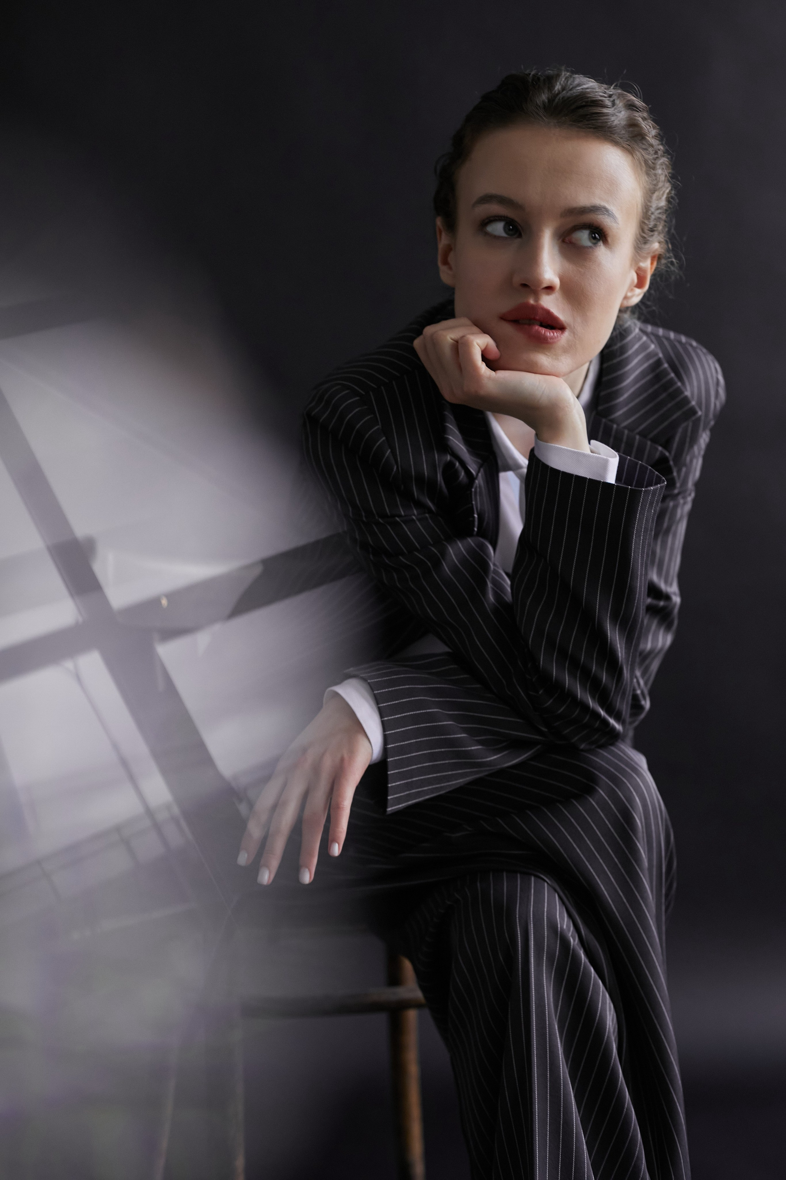 Фотограф в Москве. Студия. Студийный портрет. Девушка в пиджаке. Девушка на стуле на черном фоне. Красивая девушка в мужском костюме. Женский портрет.