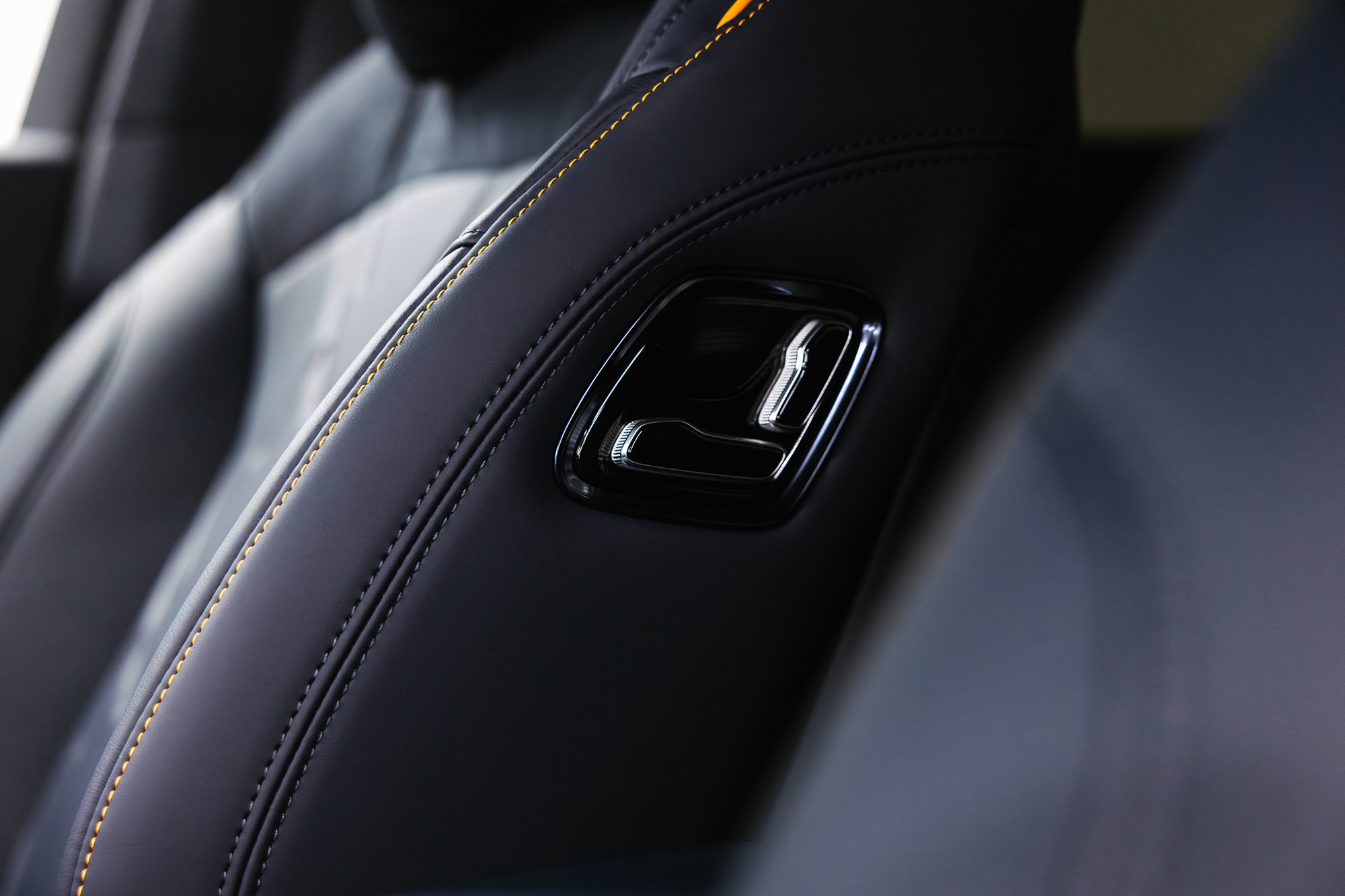 Zeekr 9X 2.0hyb 4WD AT (1401 л. с.) 2025, последовательно-параллельный гибрид, АКПП, 4WD. Автосалон «Х-Авто»