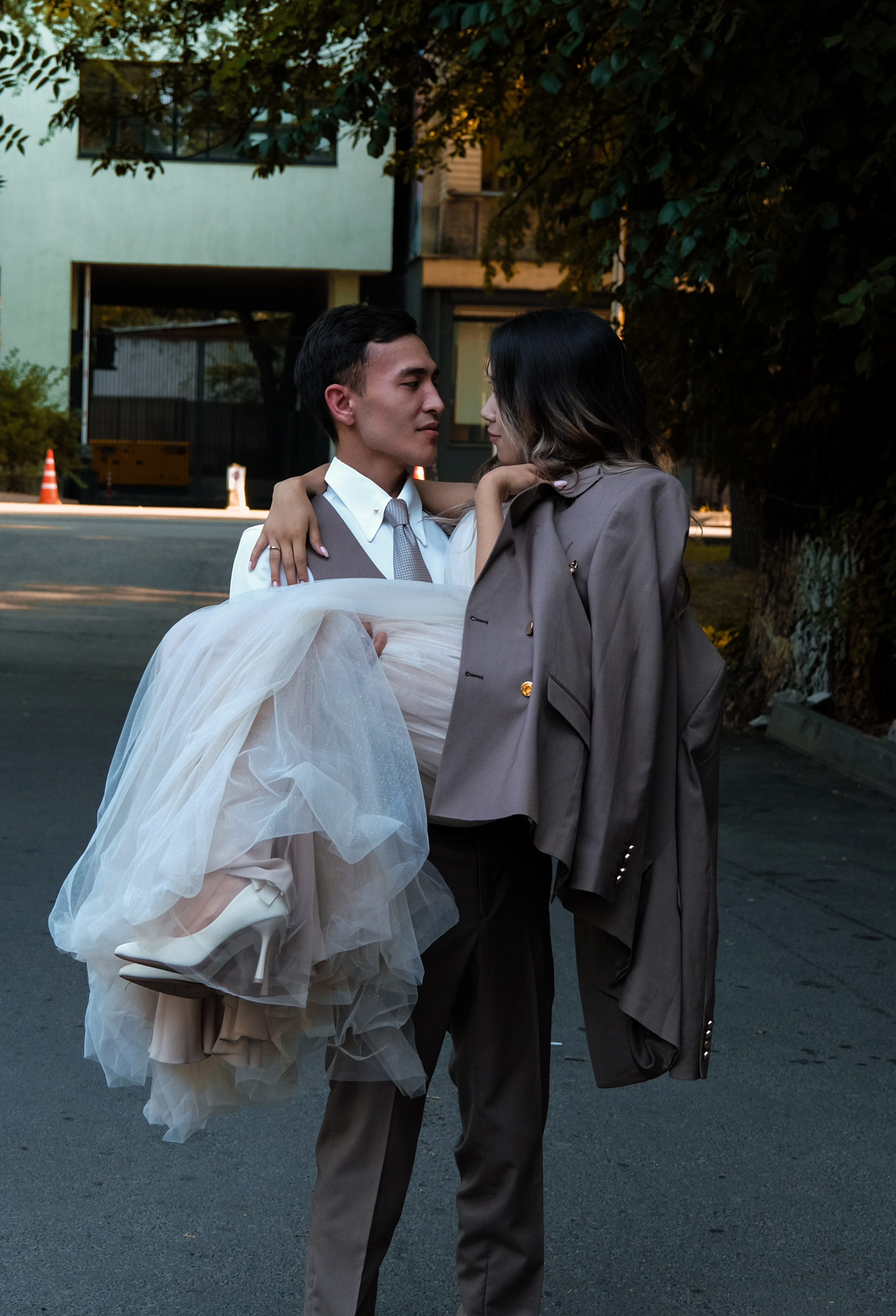 Парная фотосессия в городе Алматы парень поднял девушку 