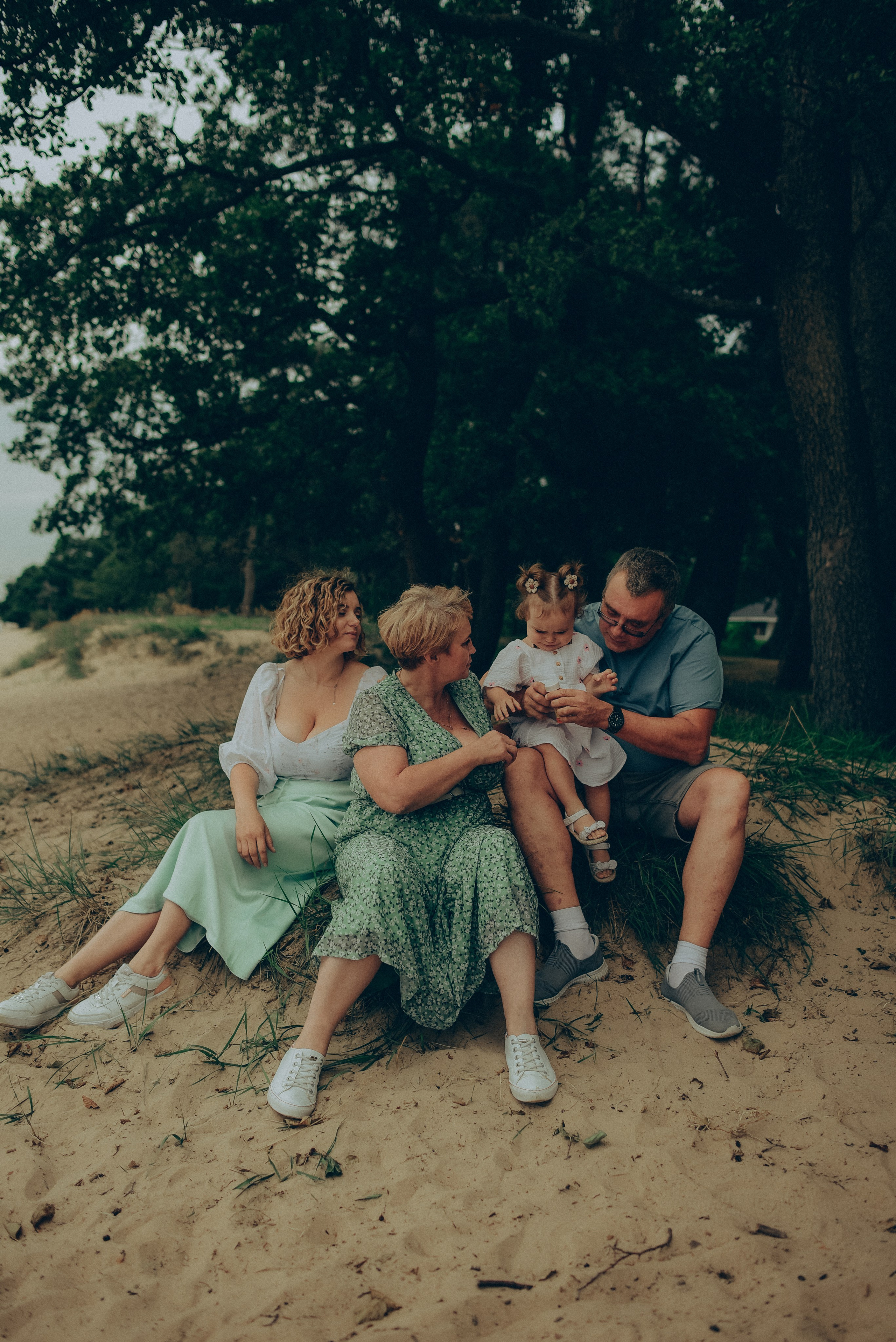 Съемка поколений на заливе. Елизавета Юлия Сергей и Ия. Семейный и свадебный фотограф в Санкт-Петербурге Яна