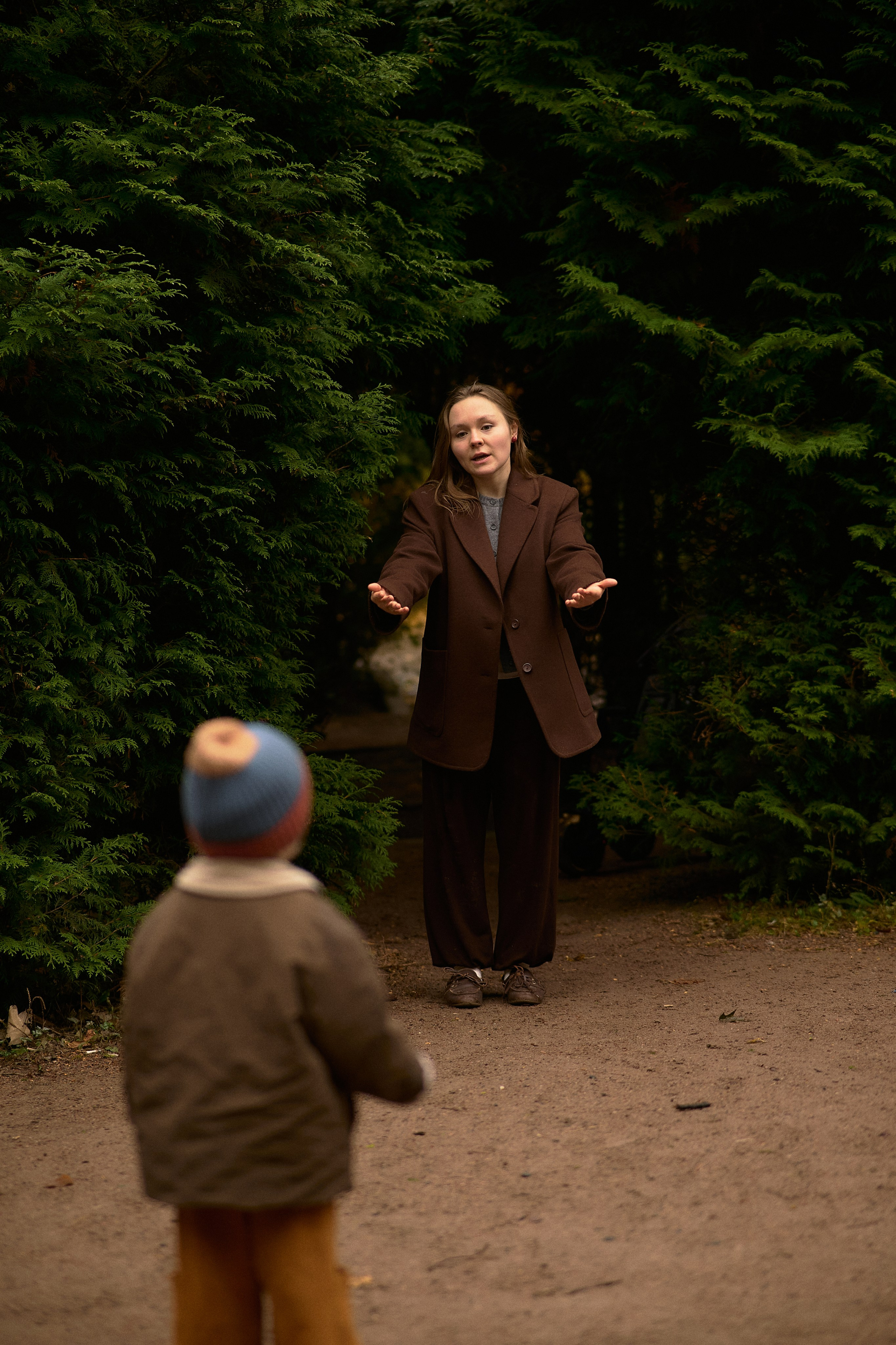 Света и Илюша под дождём. Семейный и свадебный lifestyle-фотограф в Москве Мария Петрова